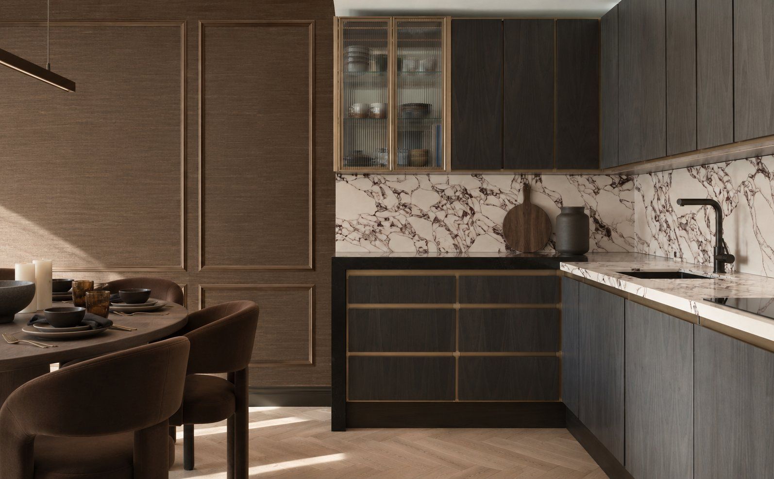 Apartment for sale in London, London Dock | Furniture Incentives Available | Parking | Pool & Spa |Private Showhome Tour, 791 m²