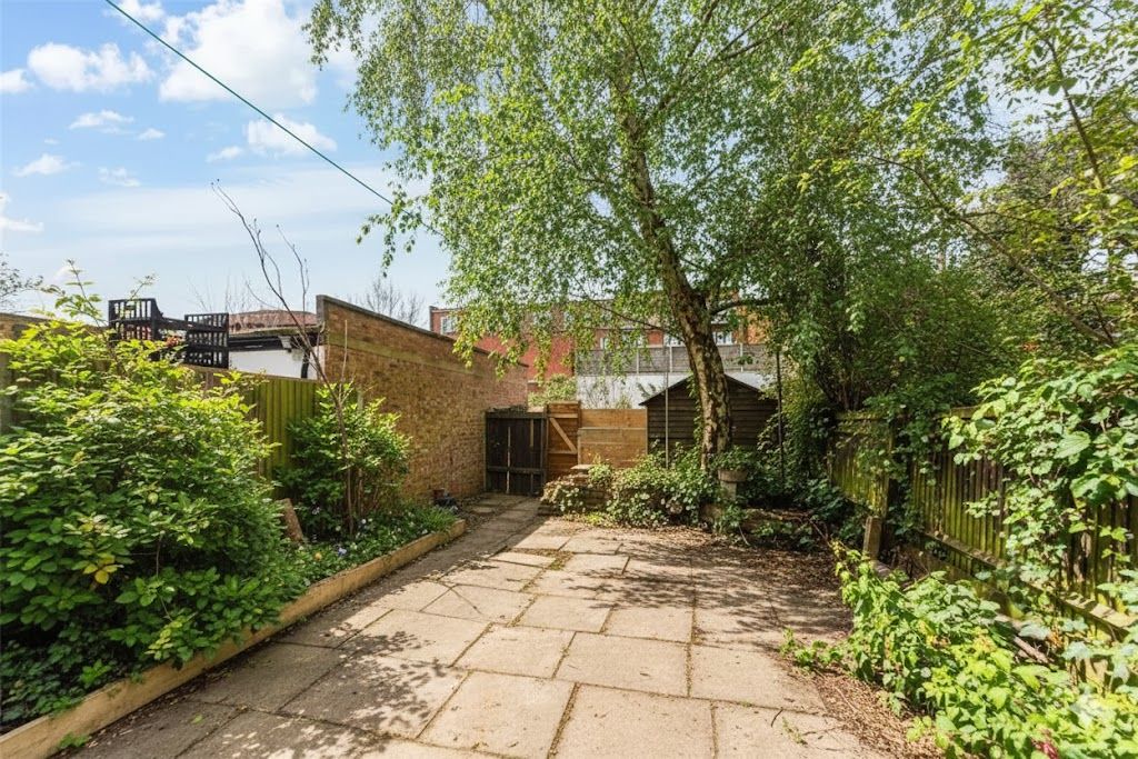 Maisonette for sale in London, Worple Road, Raynes Park, SW20, 1058 m²