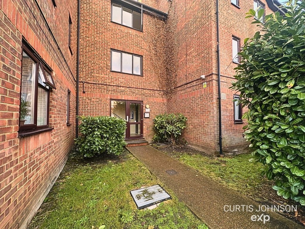 Flat in Grays