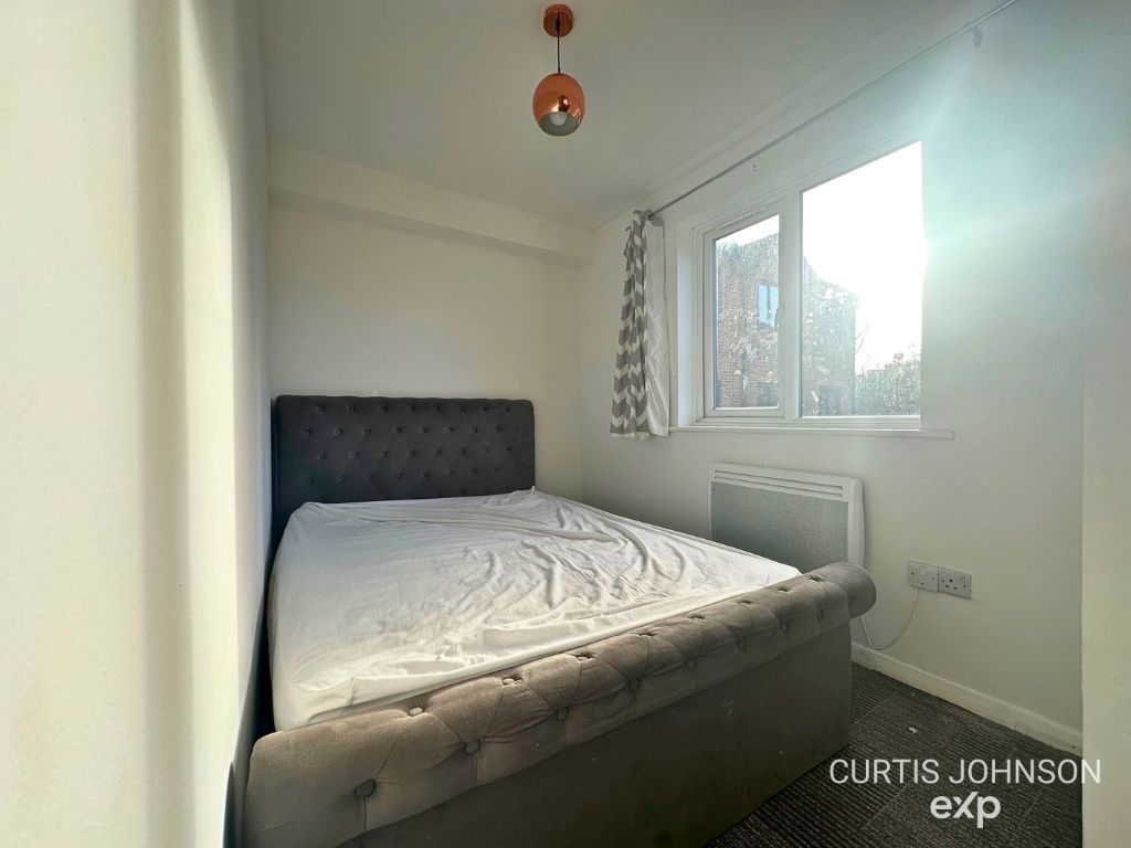 Flat in Grays