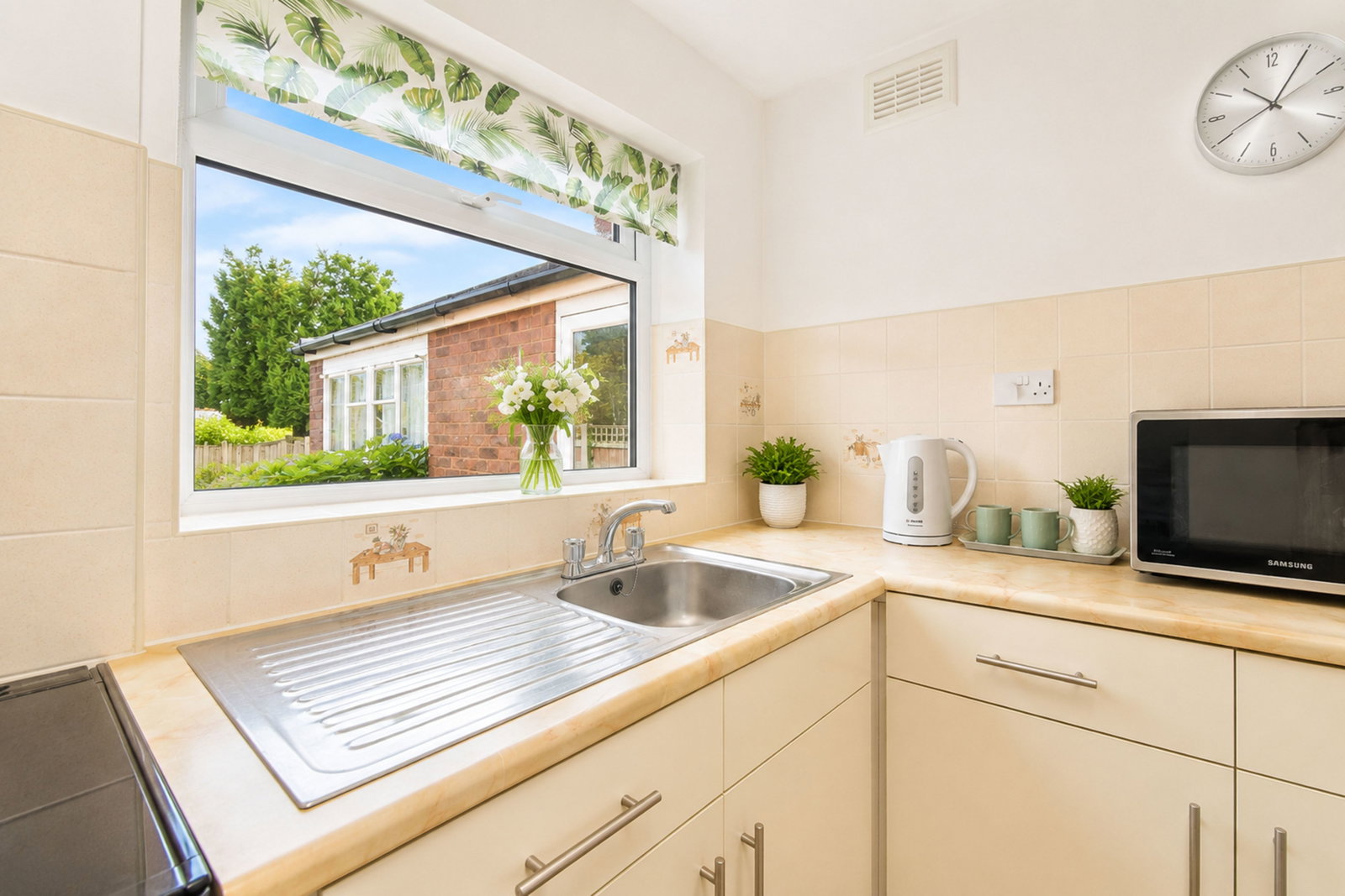 Semi Detached House for sale in Stourbridge, Woodstock Drive, Wordsley