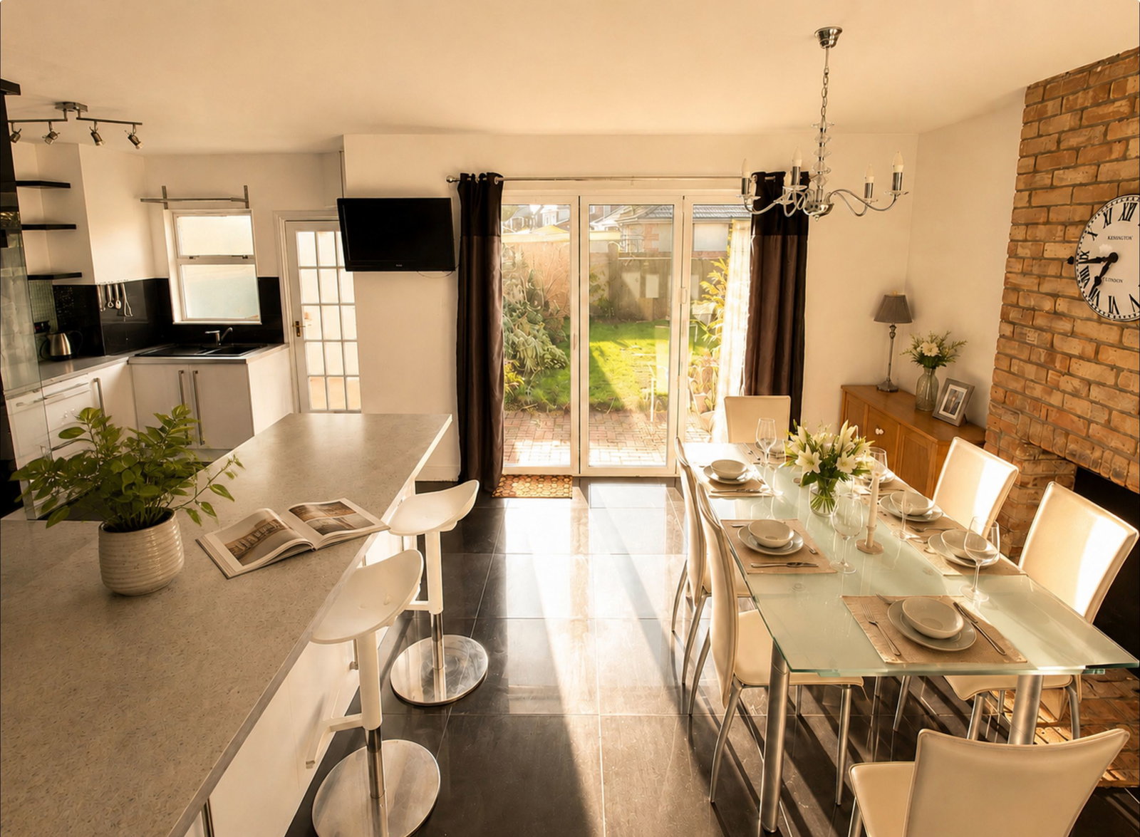 Semi Detached House for sale in Milton Keynes, Buckingham Road, Bletchley, Milton Keynes, MK3 5HJ
