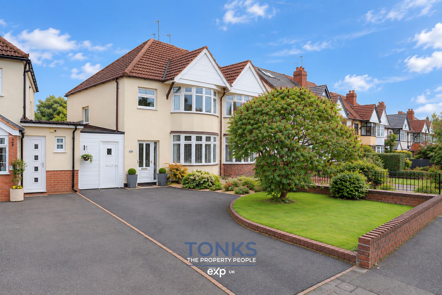 Semi Detached House for sale in Halesowen, Oak Tree Crescent, Halesowen, B62 9DA