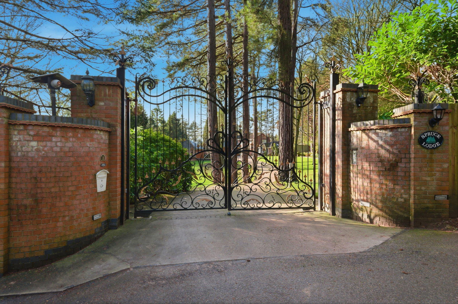 Detached House in Nottingham