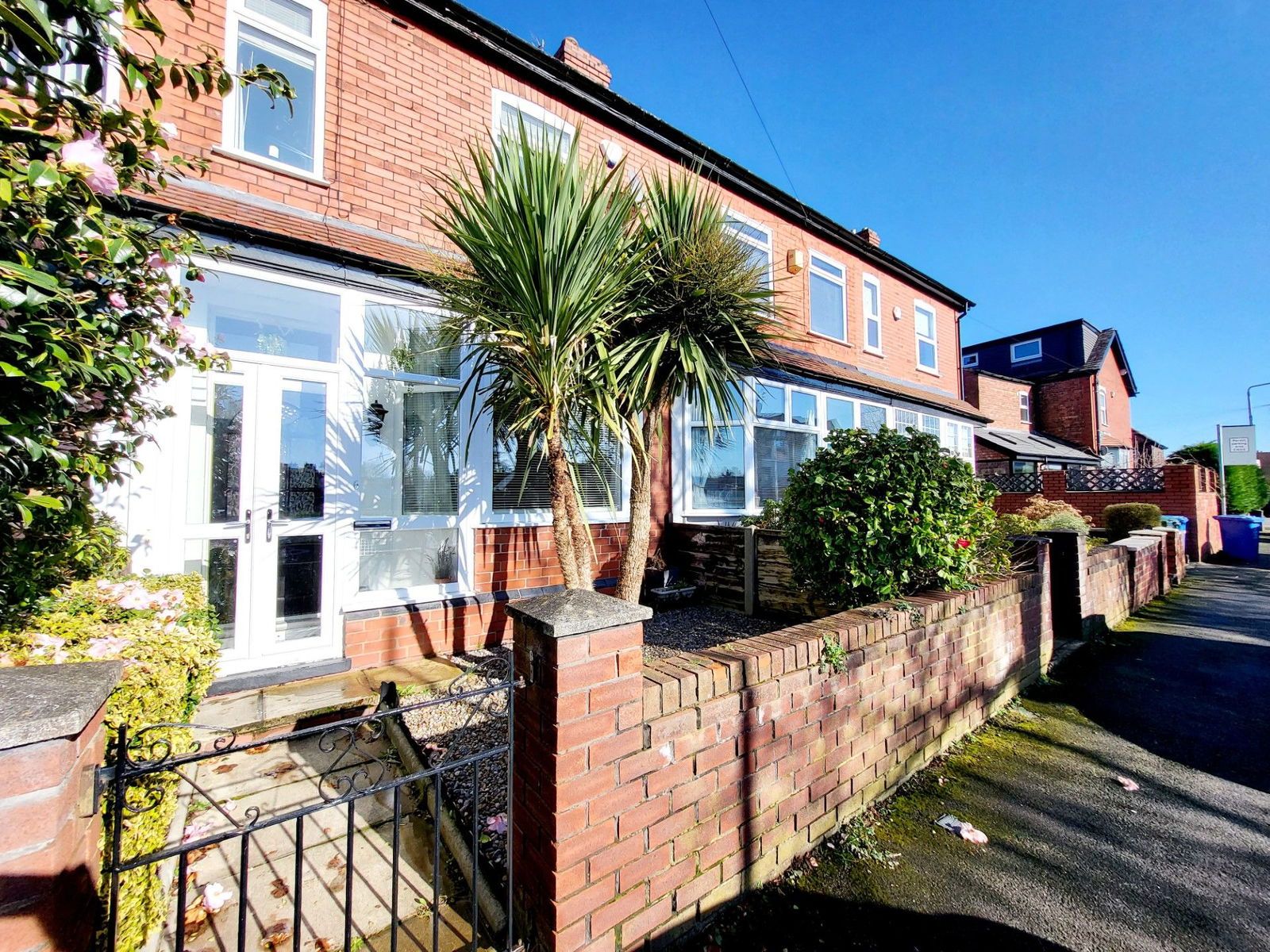 Terraced House in Sale