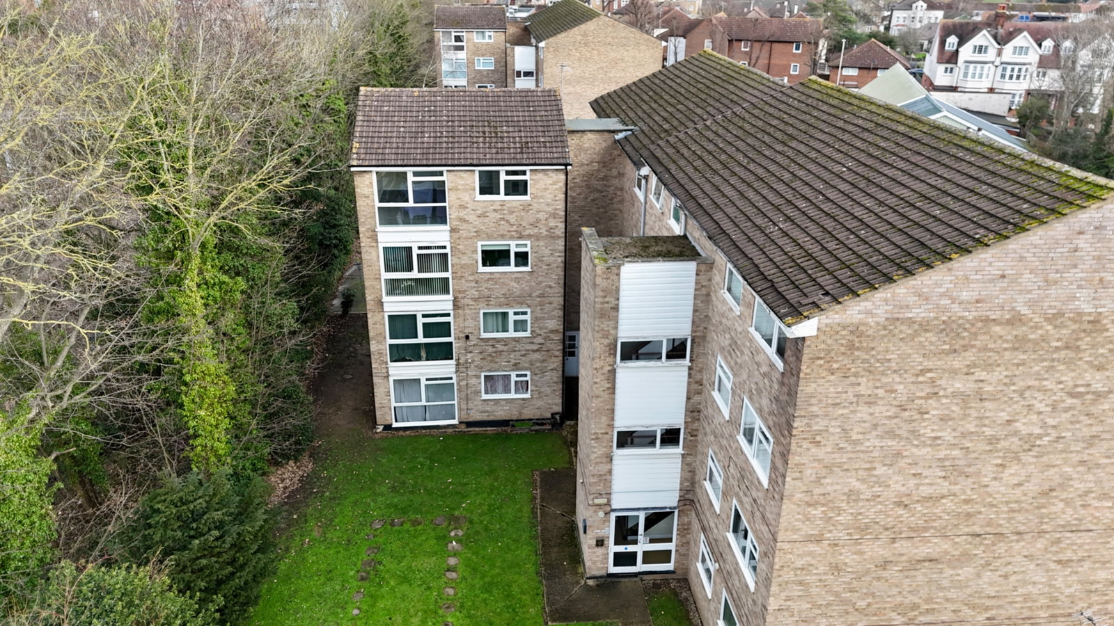 Flat for sale in Romford, Holdbrook Way, Harold Wood, RM3 0JD, 484 m²