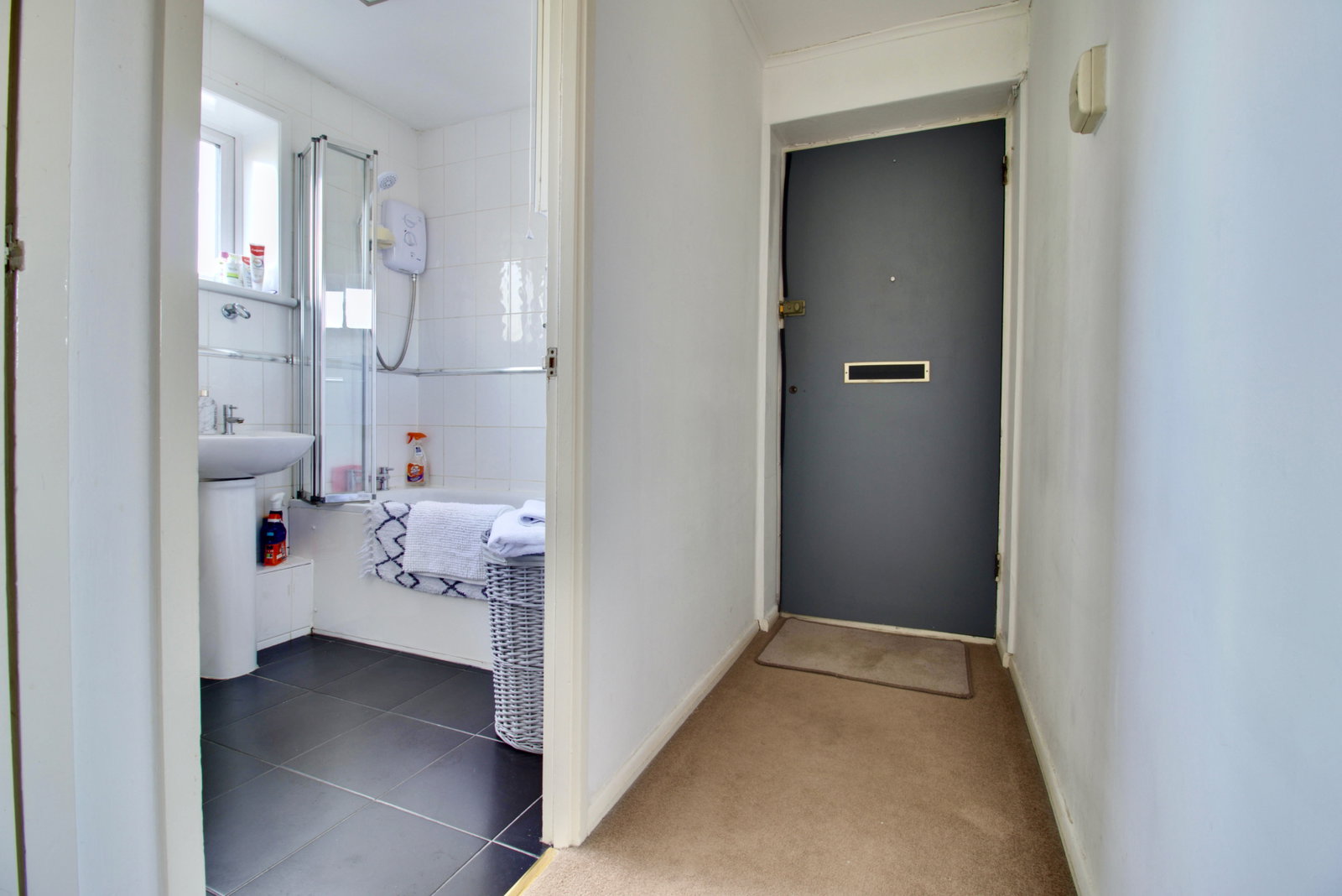 Flat for sale in Romford, Holdbrook Way, Harold Wood, RM3 0JD, 484 m²