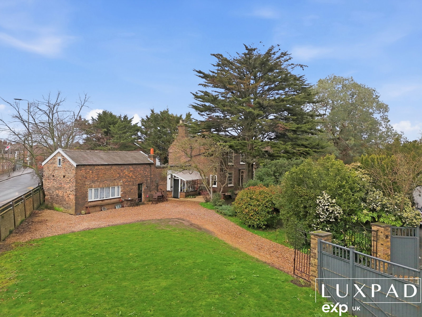 Detached House in Waltham Cross