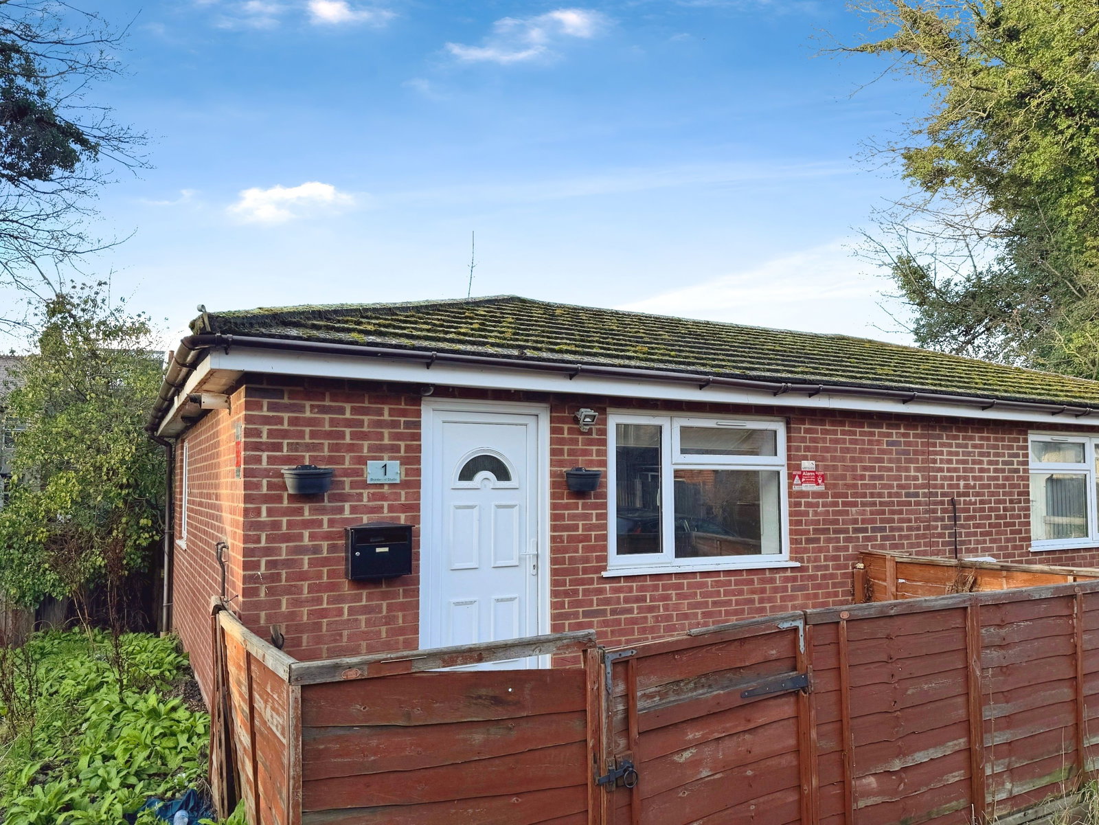 Semi Detached Bungalow in Luton