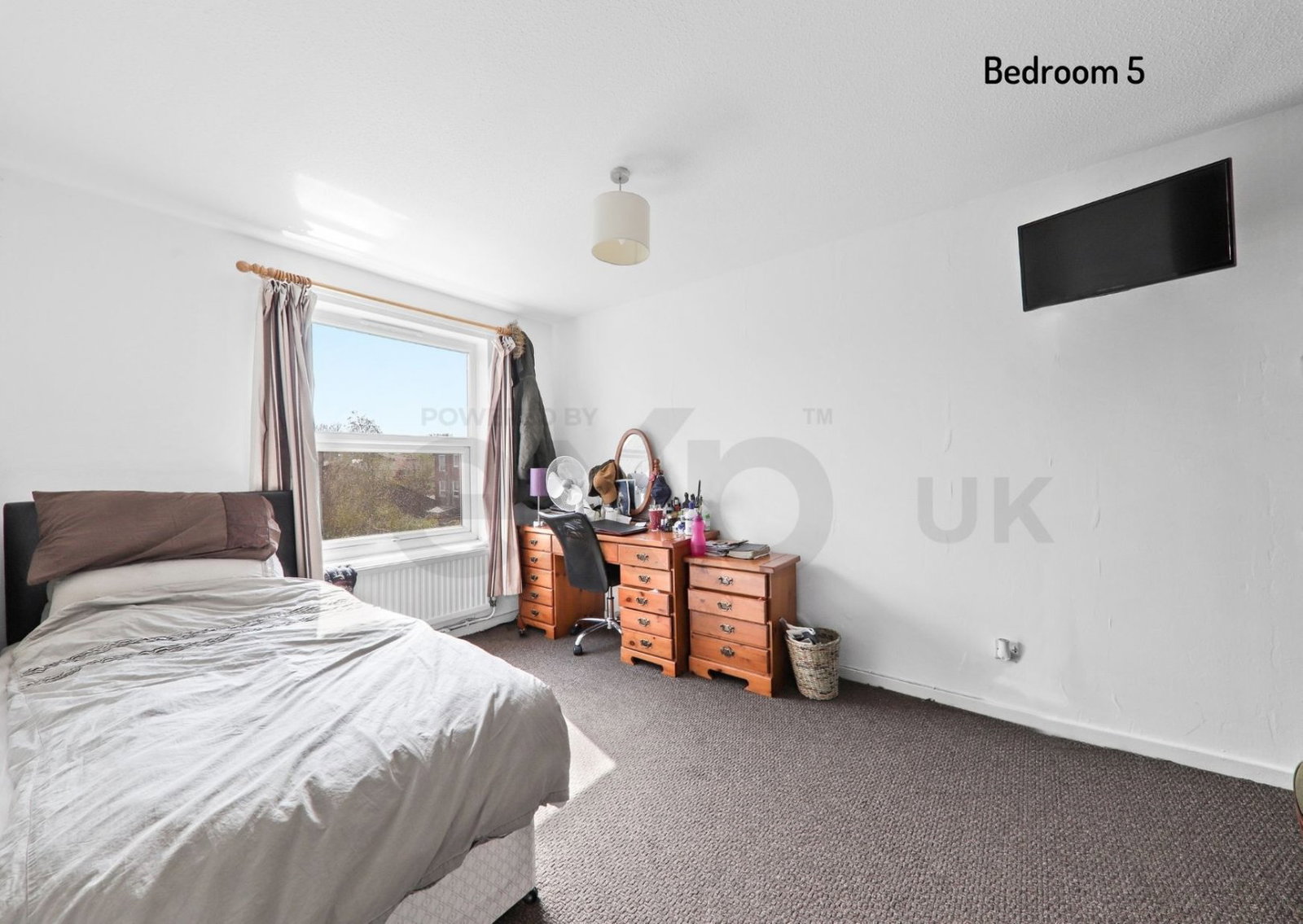 Terraced House in Borehamwood