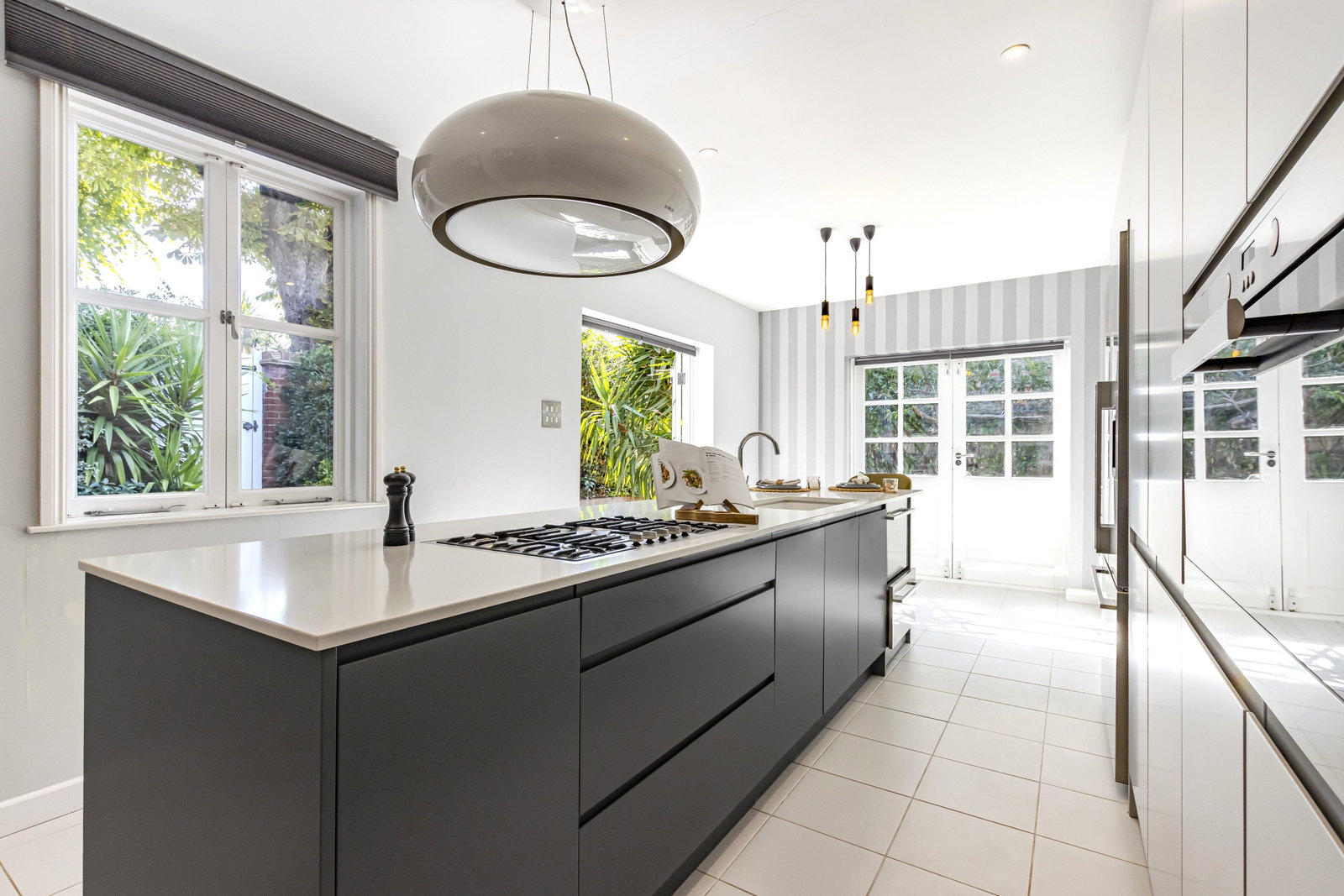 End Of Terrace House for sale in London, Bath Road, London, W4, 2333 m²