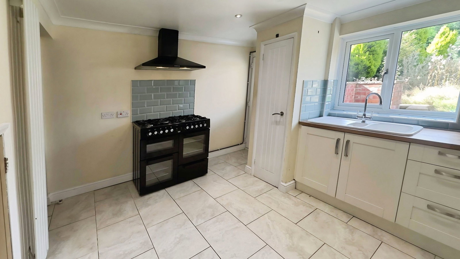 Semi Detached House for sale in Ilkeston, Kenilworth Drive, Ilkeston, DE7 4EW