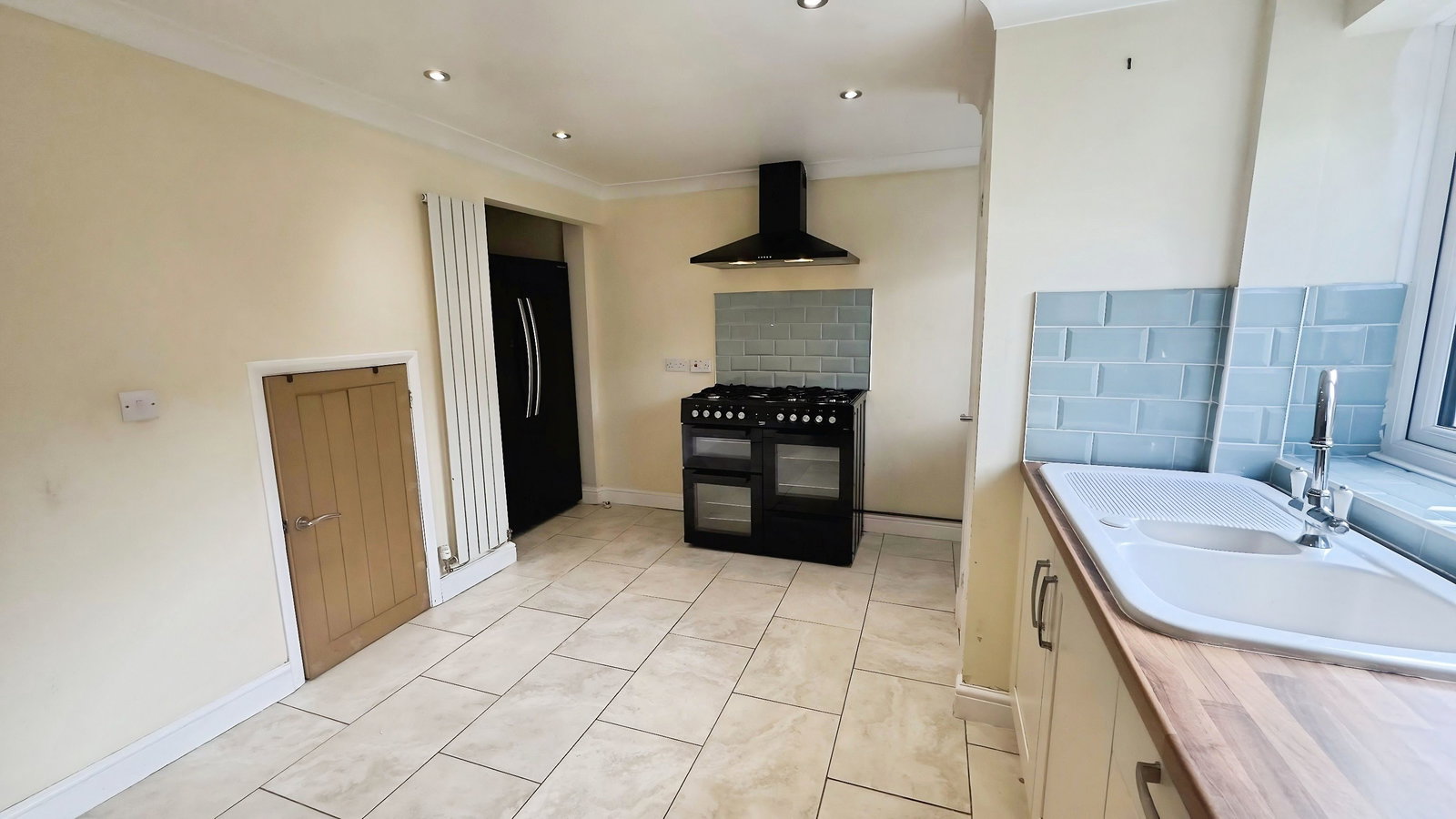 Semi Detached House for sale in Ilkeston, Kenilworth Drive, Ilkeston, DE7 4EW
