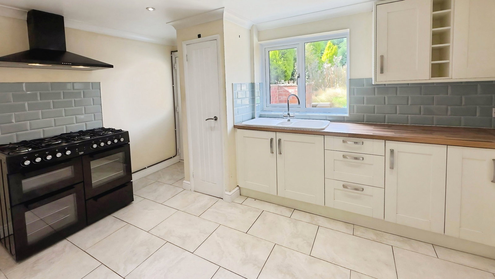 Semi Detached House for sale in Ilkeston, Kenilworth Drive, Ilkeston, DE7 4EW