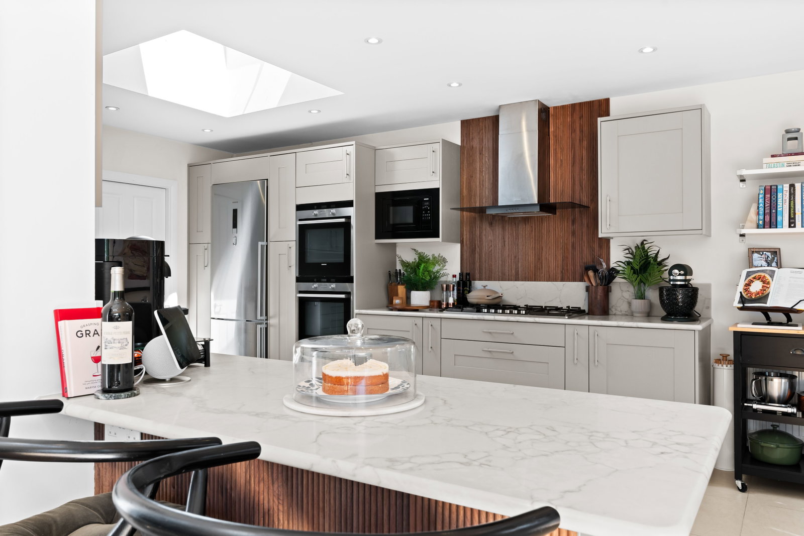 Semi Detached House for sale in Worcester Park, Broadmead Avenue, Worcester Park, KT4 7SN, 1401 m²