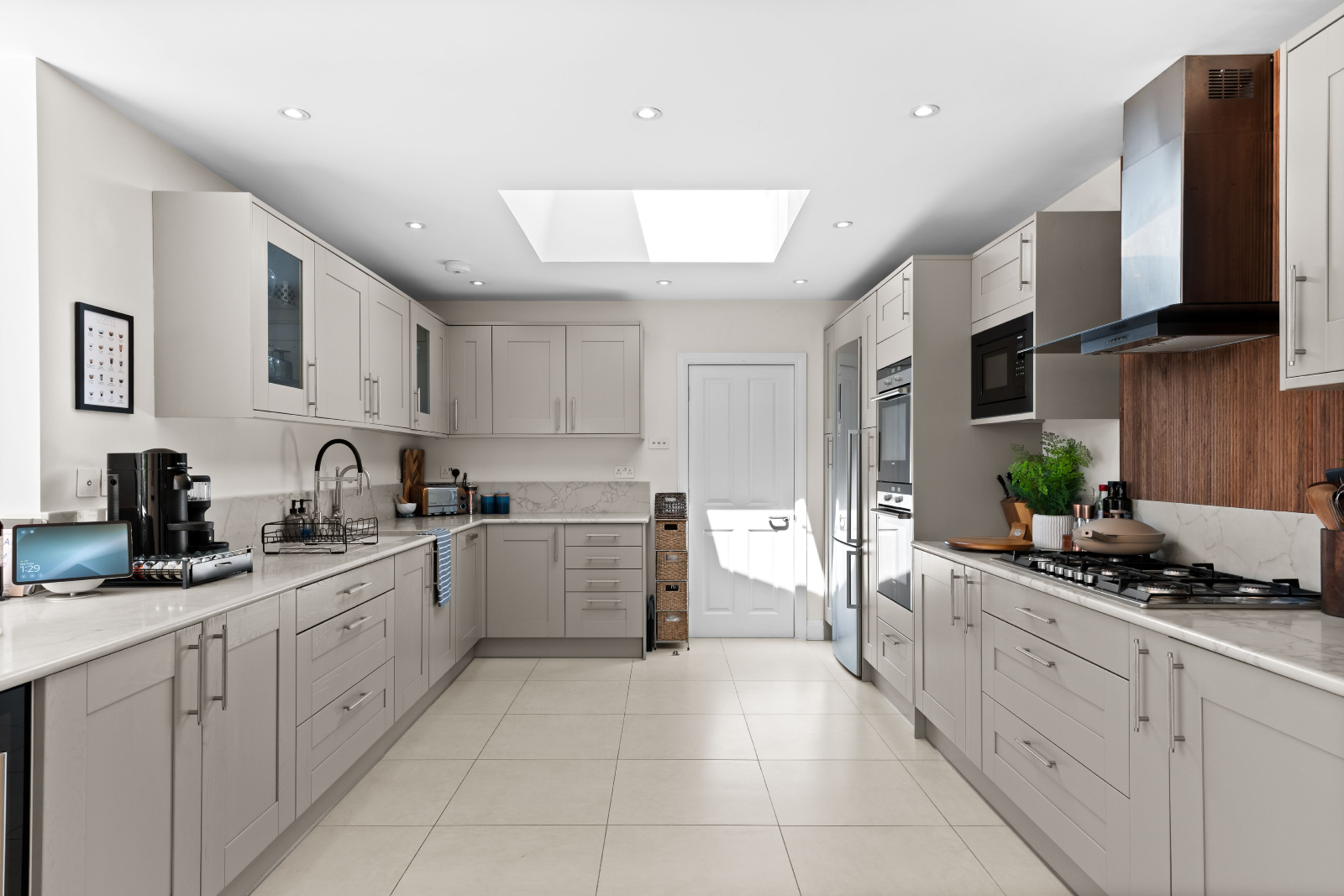 Semi Detached House for sale in Worcester Park, Broadmead Avenue, Worcester Park, KT4 7SN, 1401 m²