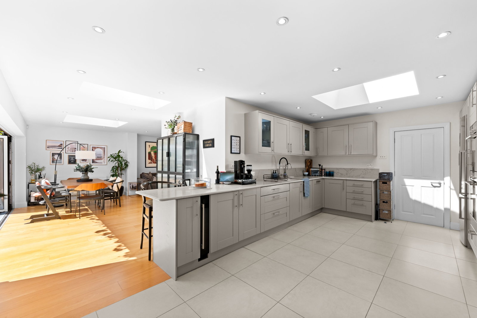 Semi Detached House for sale in Worcester Park, Broadmead Avenue, Worcester Park, KT4 7SN, 1401 m²