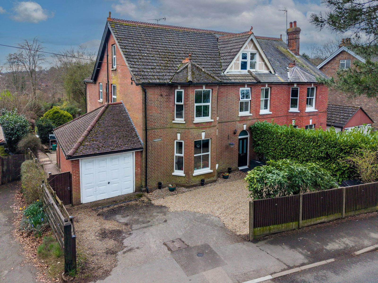 Semi Detached House for sale in Crowborough, Crowborough Hill, Crowborough, TN6 2SE, 2480 m²