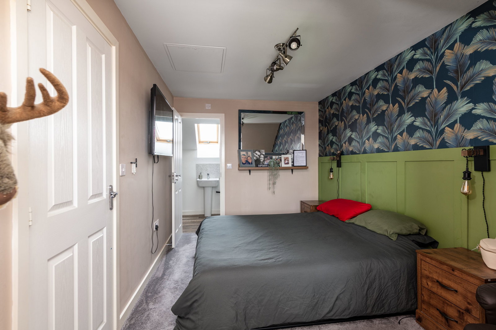 Semi Detached House in Minster On Sea 