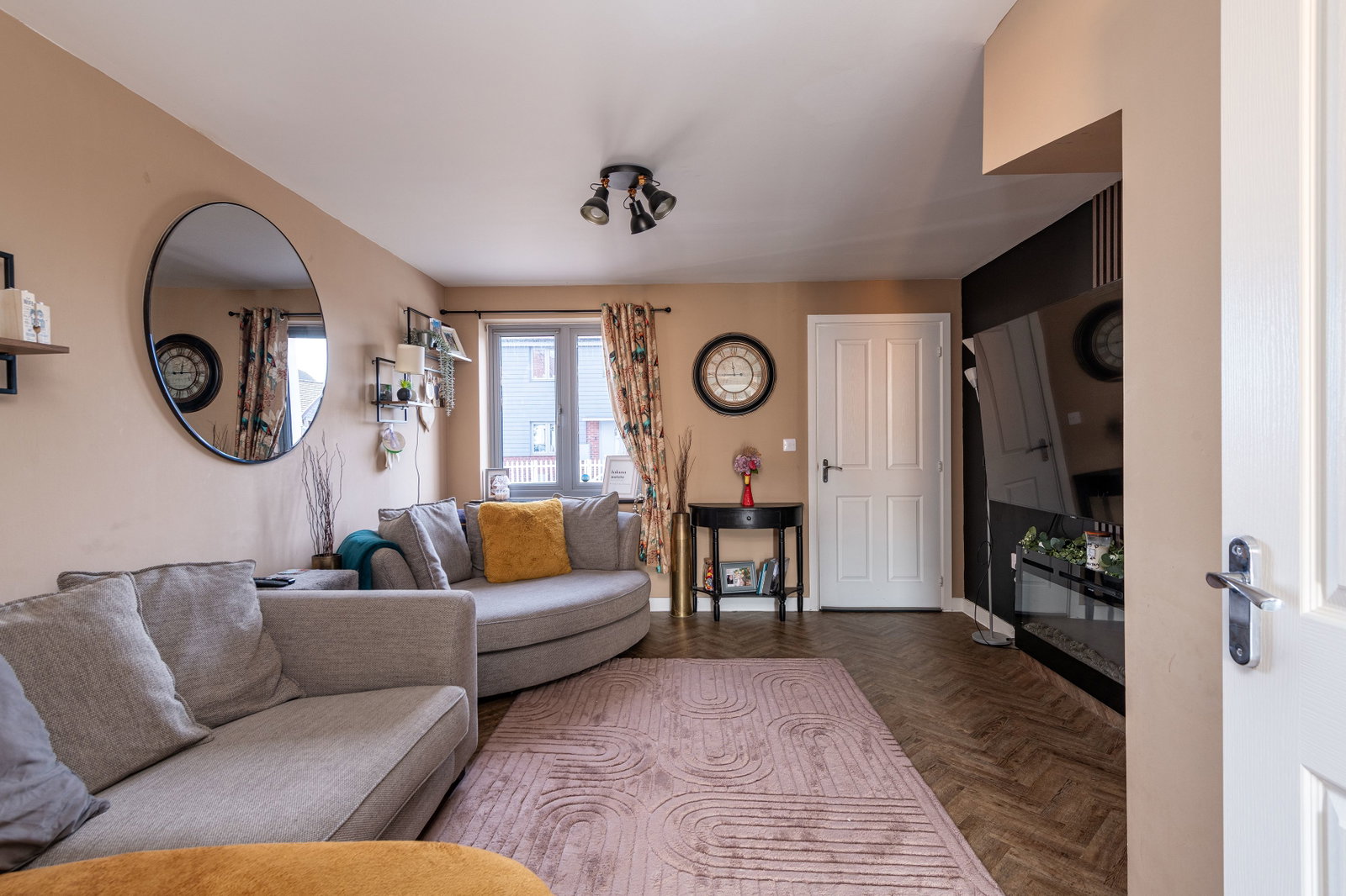 Semi Detached House in Minster On Sea 