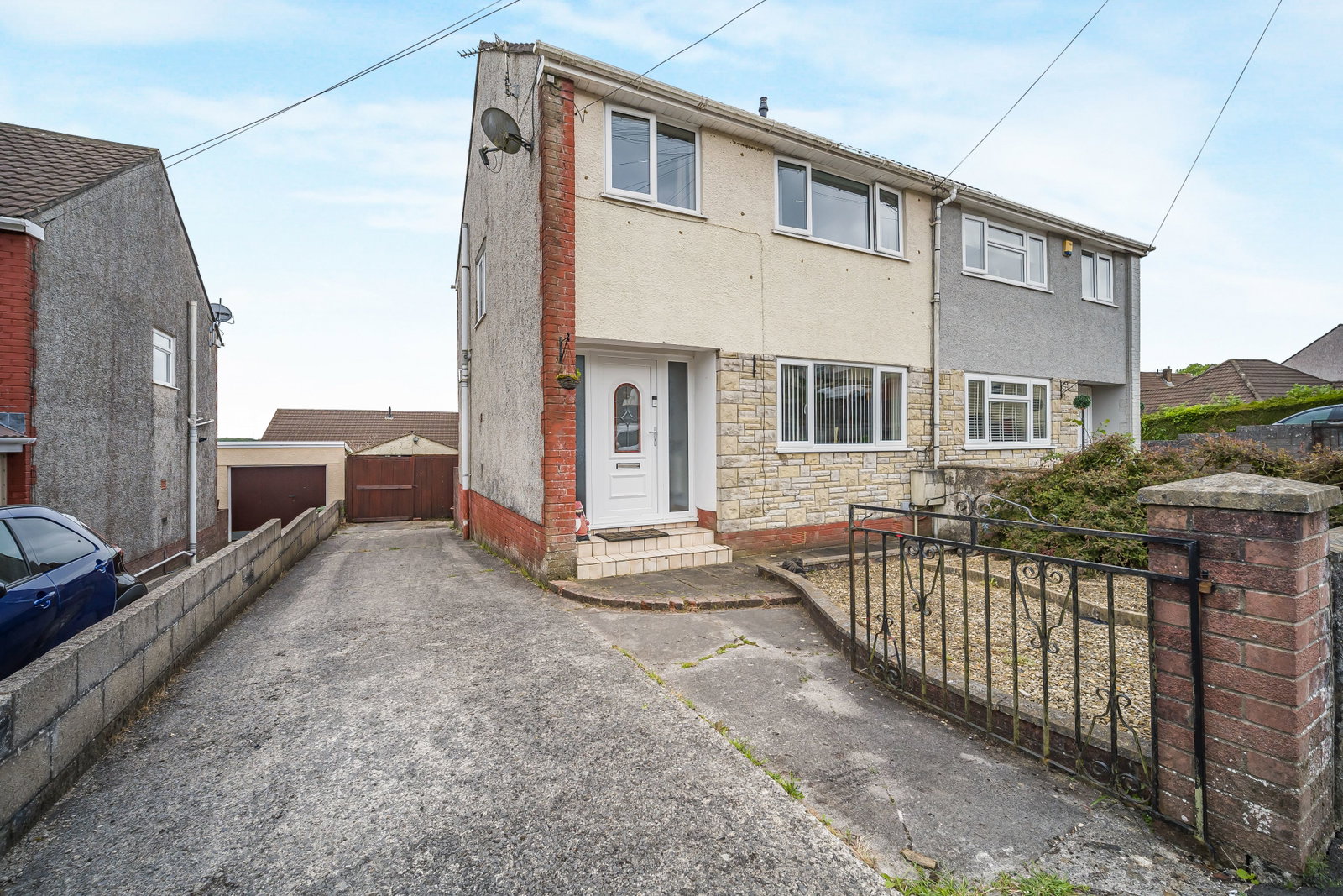 Semi Detached House in Pontyclun