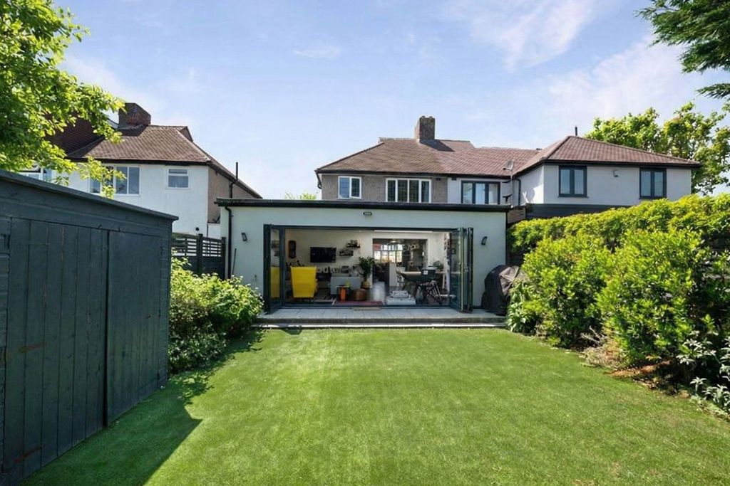 Semi Detached House in New Malden