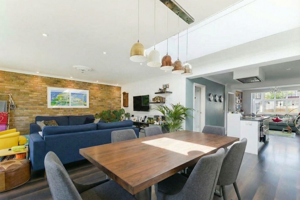 Semi Detached House in New Malden