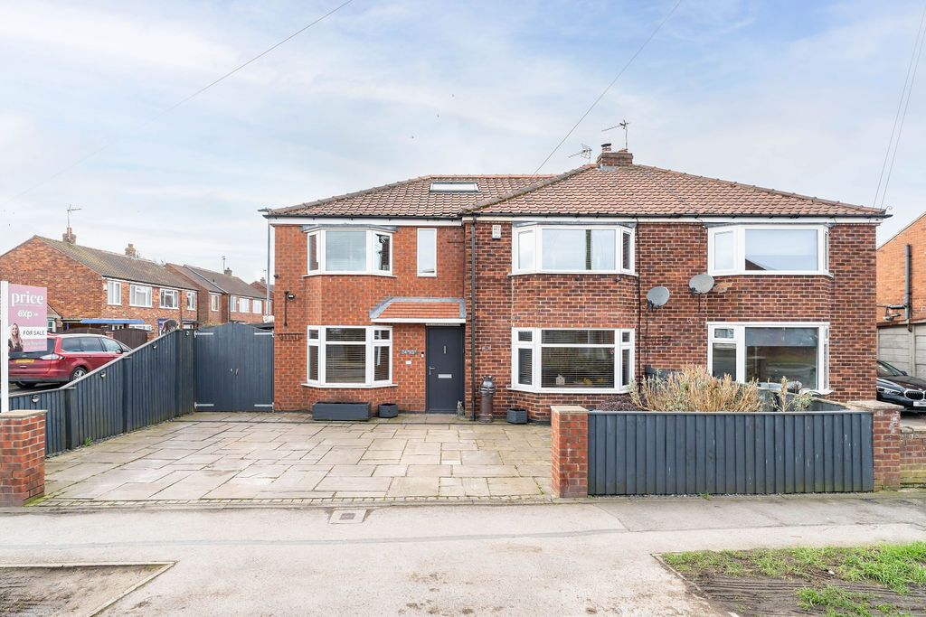 Semi Detached House in York