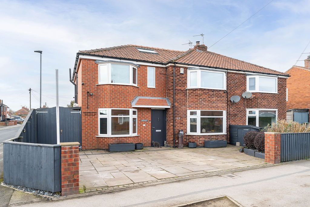 Semi Detached House in York