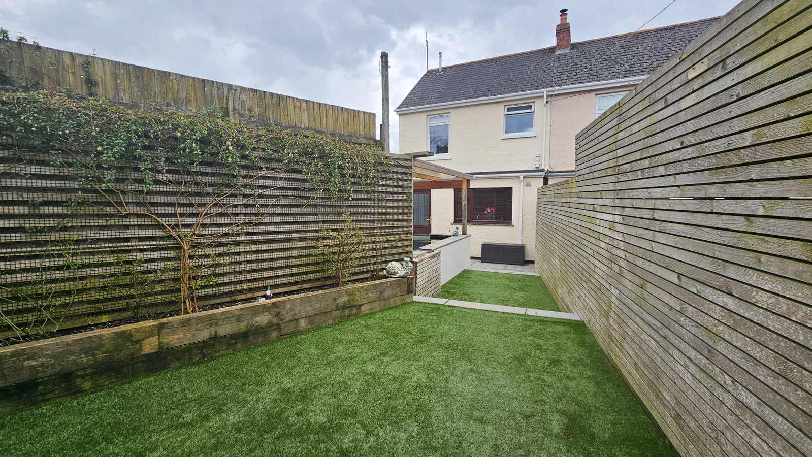 Semi Detached House in Par