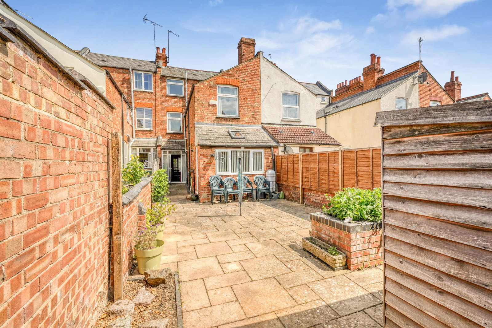 Terraced House for sale in Northampton, Harlestone Road, Northampton, NN5 7AB, 1529 m²