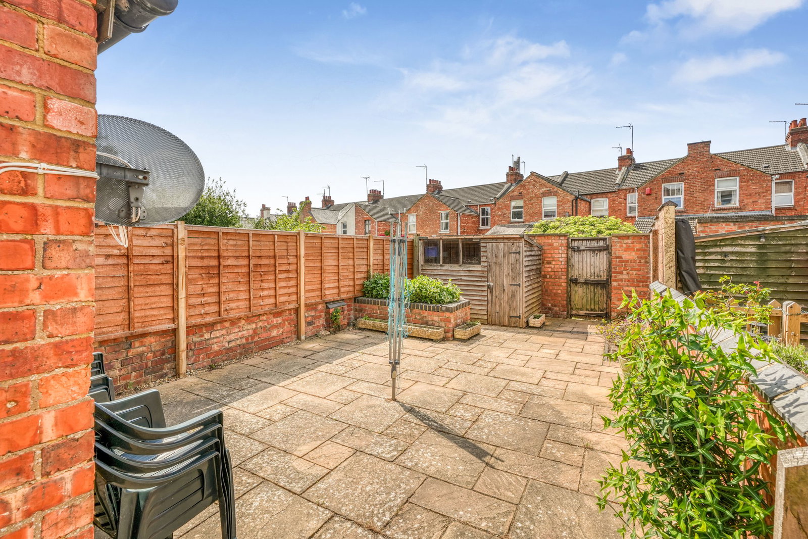 Terraced House for sale in Northampton, Harlestone Road, Northampton, NN5 7AB, 1529 m²