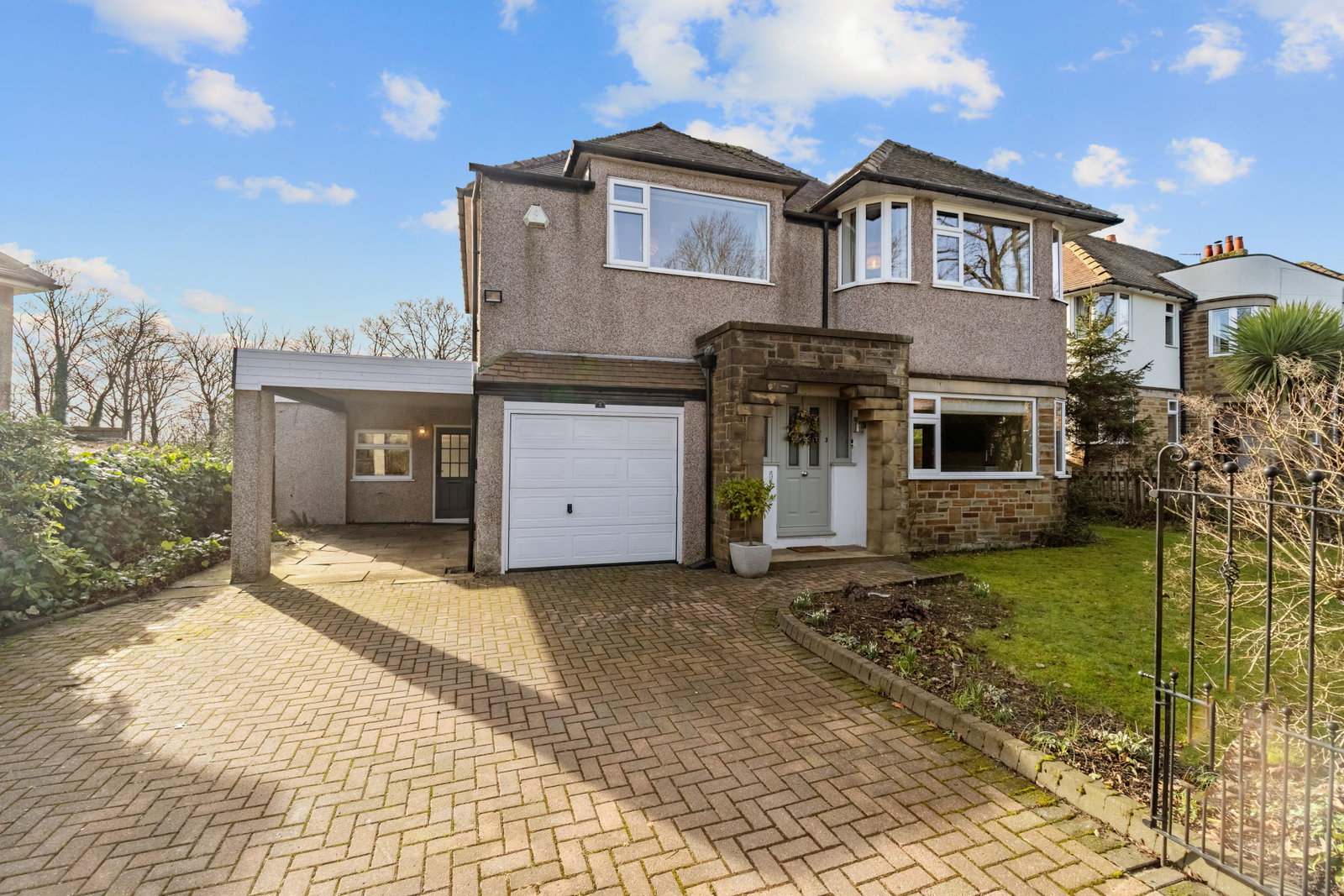 Detached House in Huddersfield
