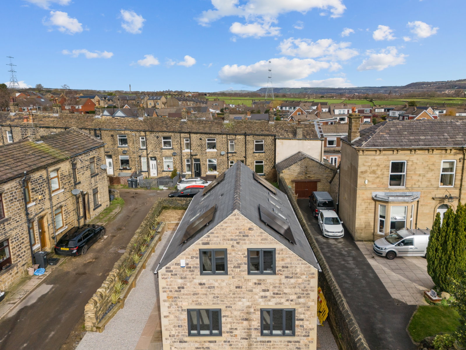 Detached House for sale in Halifax, Rochdale Road, Halifax, HX4 8JG