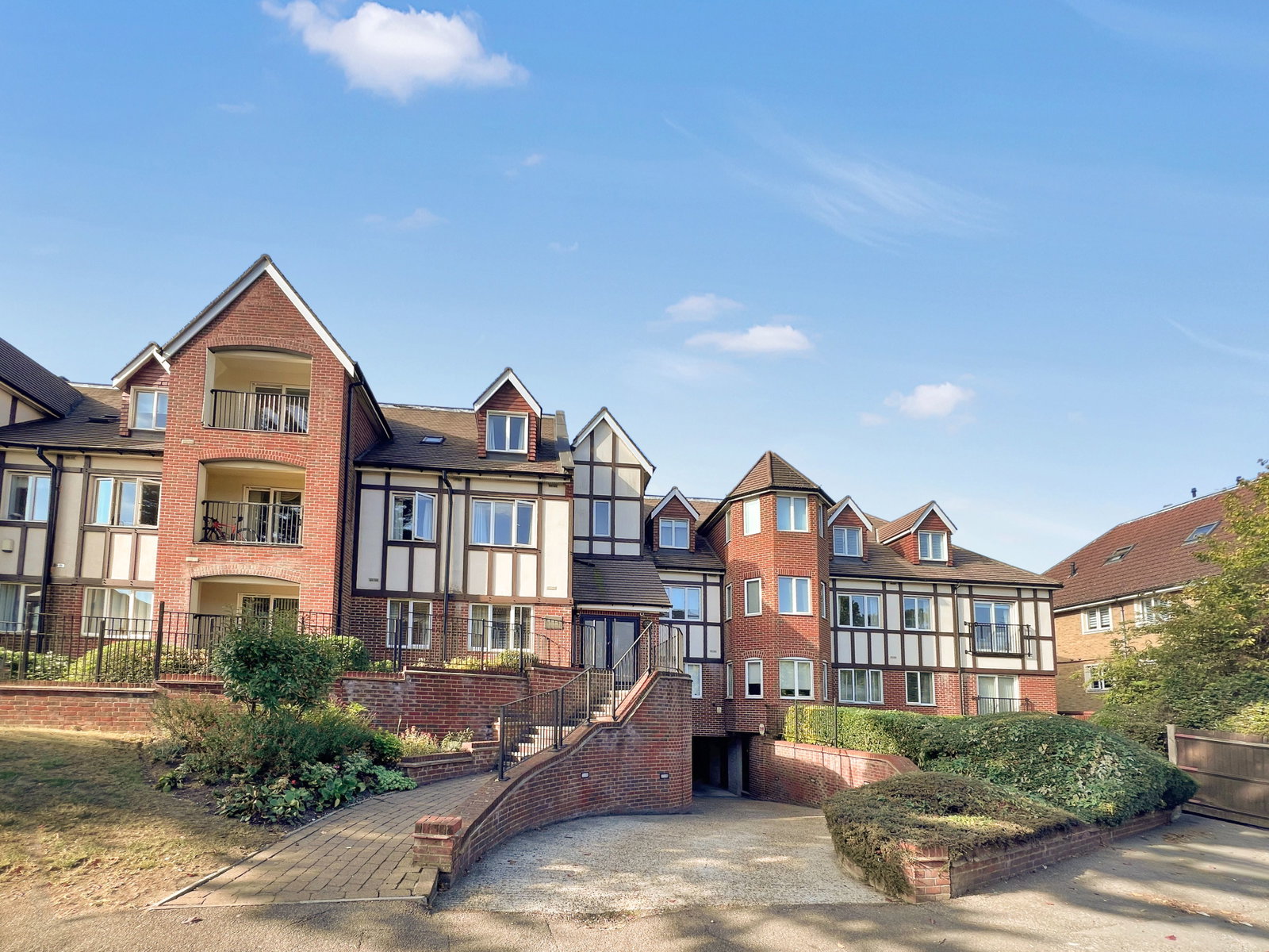 Apartment for sale in Hornchurch, Butts Green Road, Hornchurch, RM11 2HF