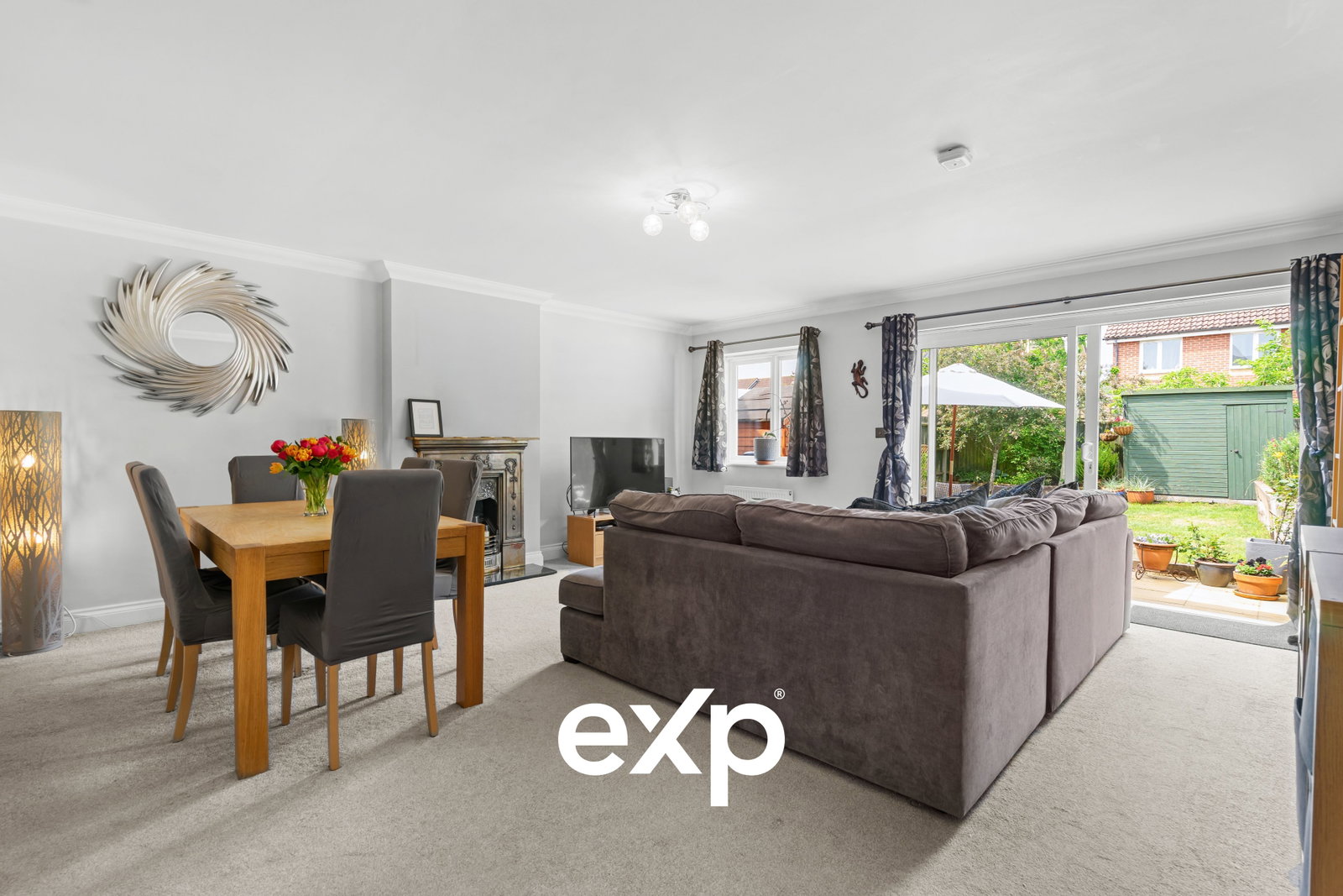 Detached House in Egham