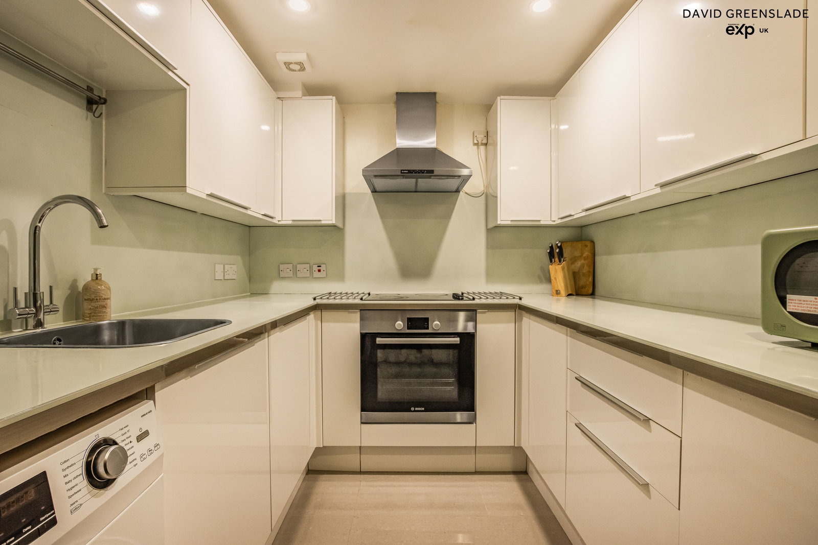Flat for sale in London, Royal Tower Lodge, 40 Cartwright Street, E1 8LX