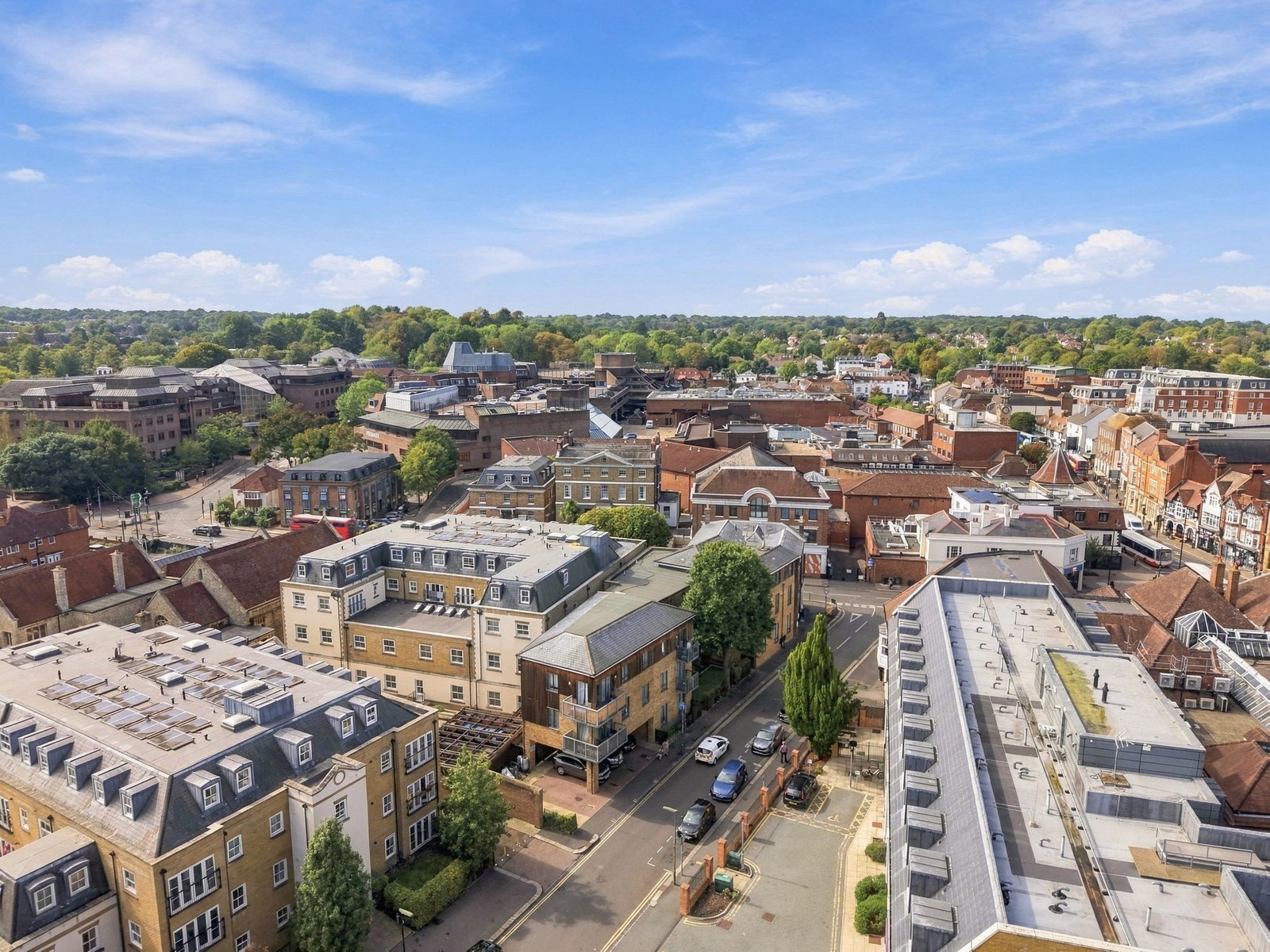 Flat for sale in Epsom, The Parade, Epsom, KT18 5FE, 549 m²