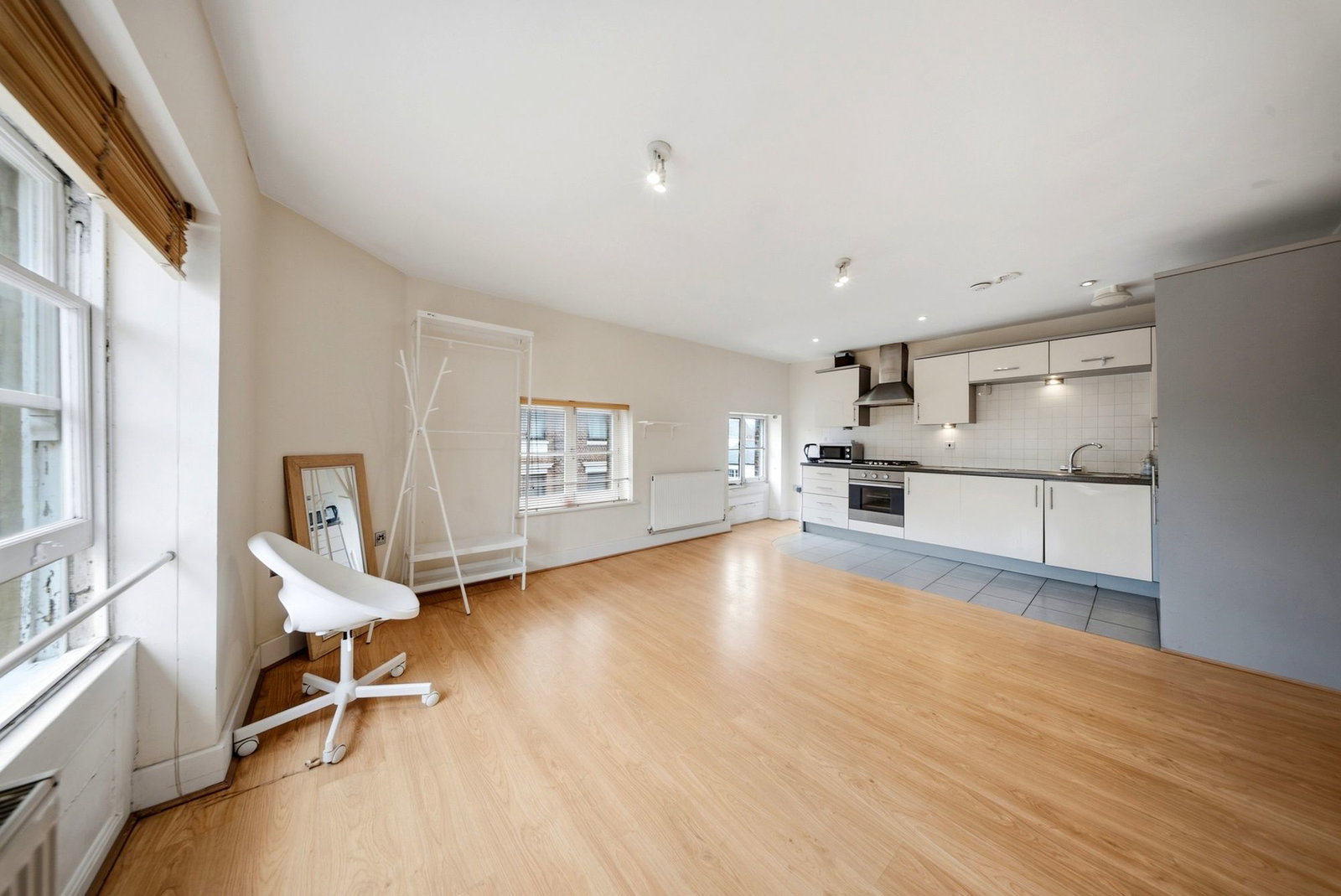 Flat for sale in Epsom, The Parade, Epsom, KT18 5FE, 549 m²