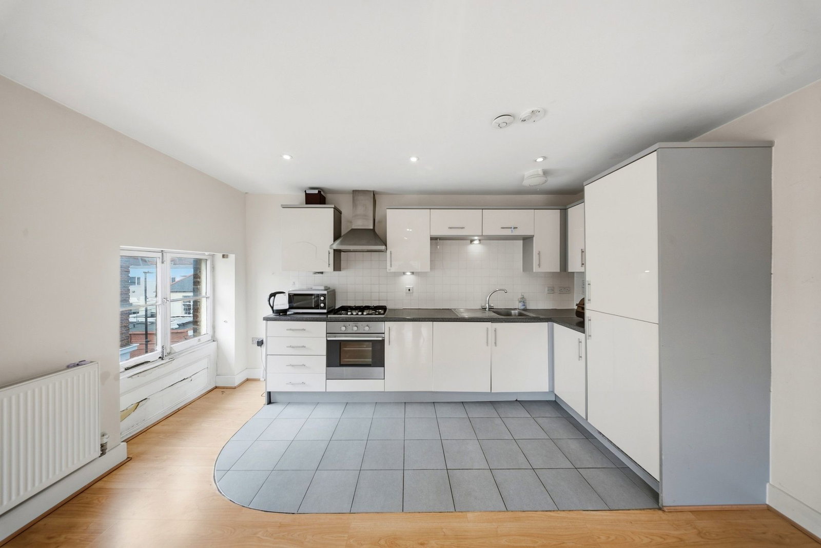 Flat for sale in Epsom, The Parade, Epsom, KT18 5FE, 549 m²