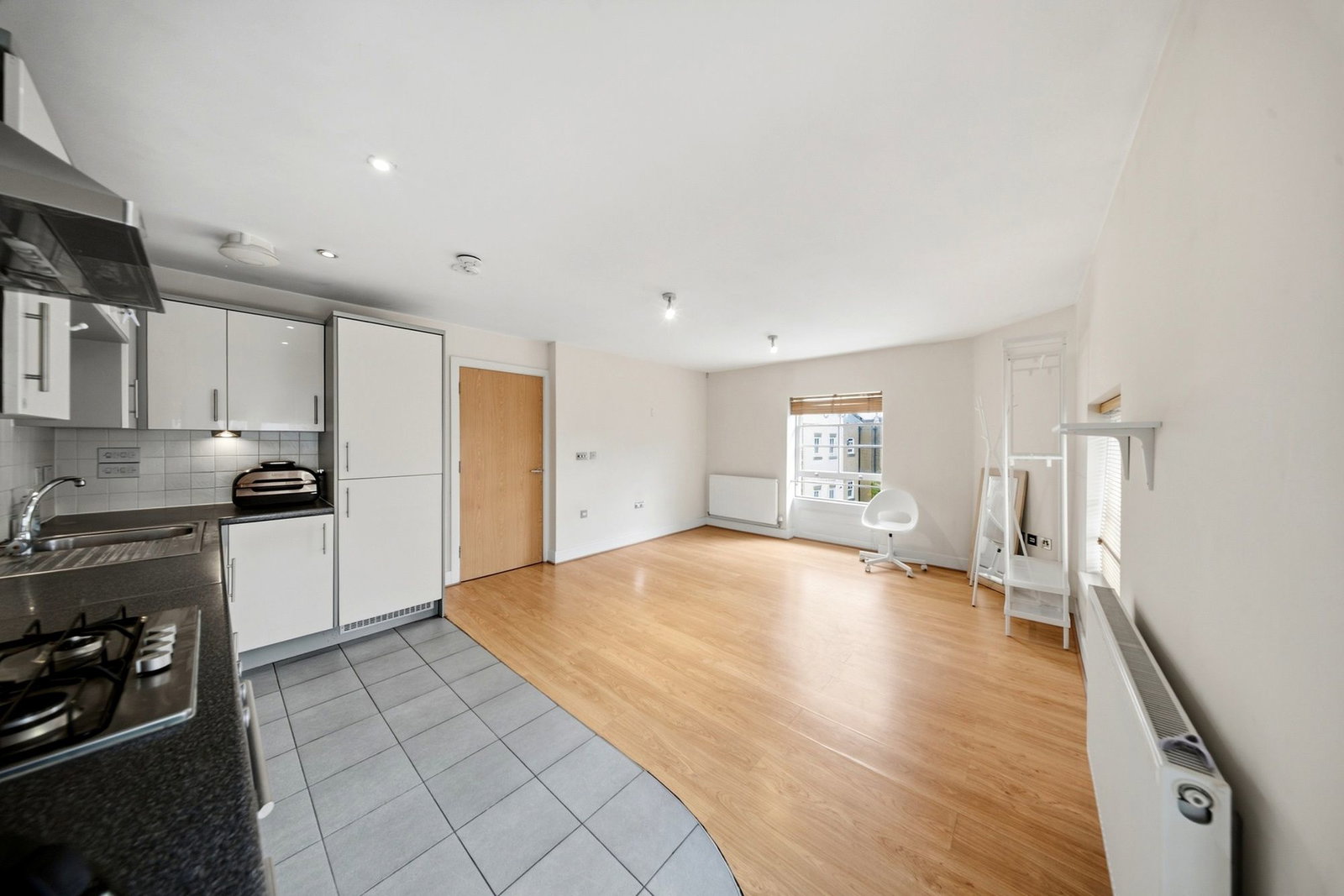 Flat for sale in Epsom, The Parade, Epsom, KT18 5FE, 549 m²