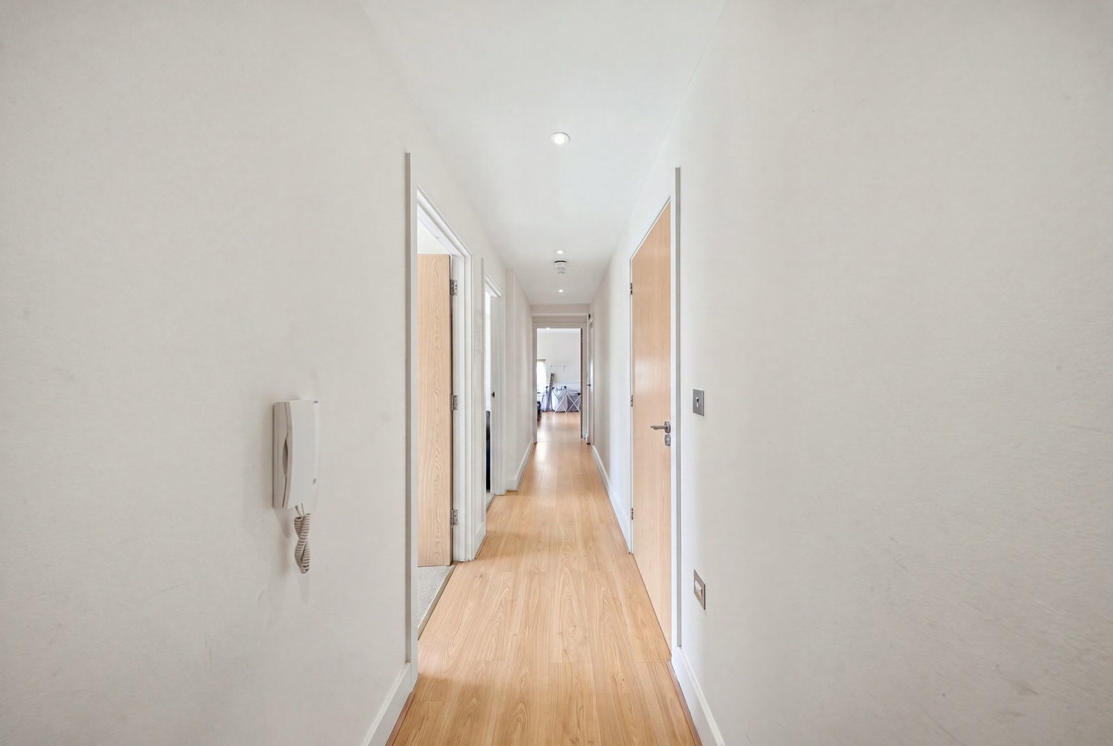Flat for sale in Epsom, The Parade, Epsom, KT18 5FE, 549 m²
