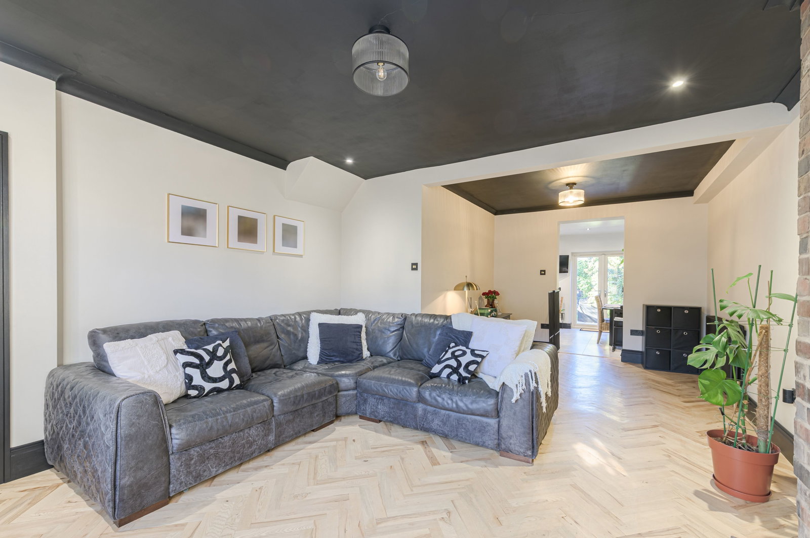 Semi Detached House for sale in Cannock, Stafford Road, Cannock, 1163 m²