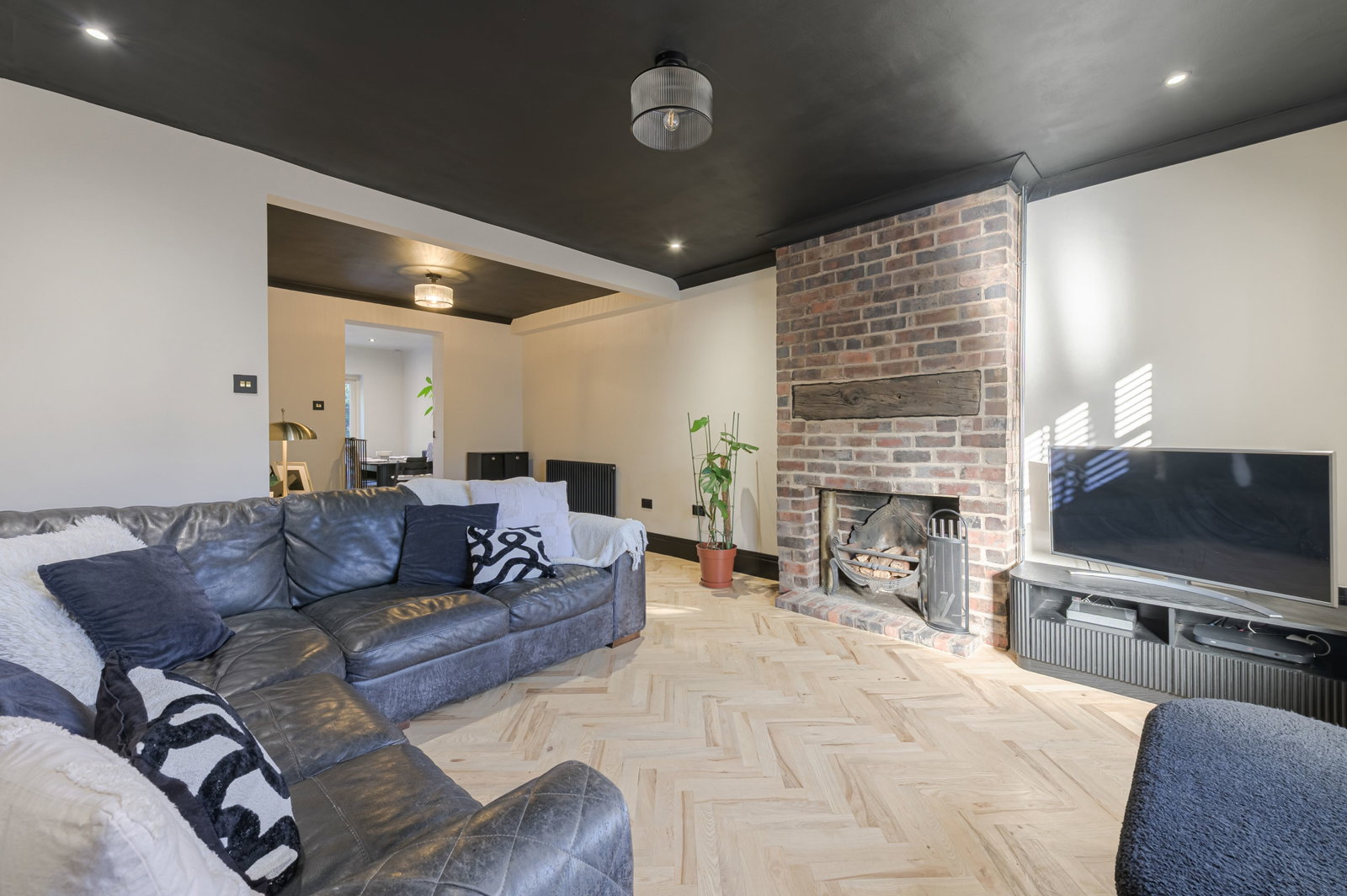 Semi Detached House for sale in Cannock, Stafford Road, Cannock, 1163 m²