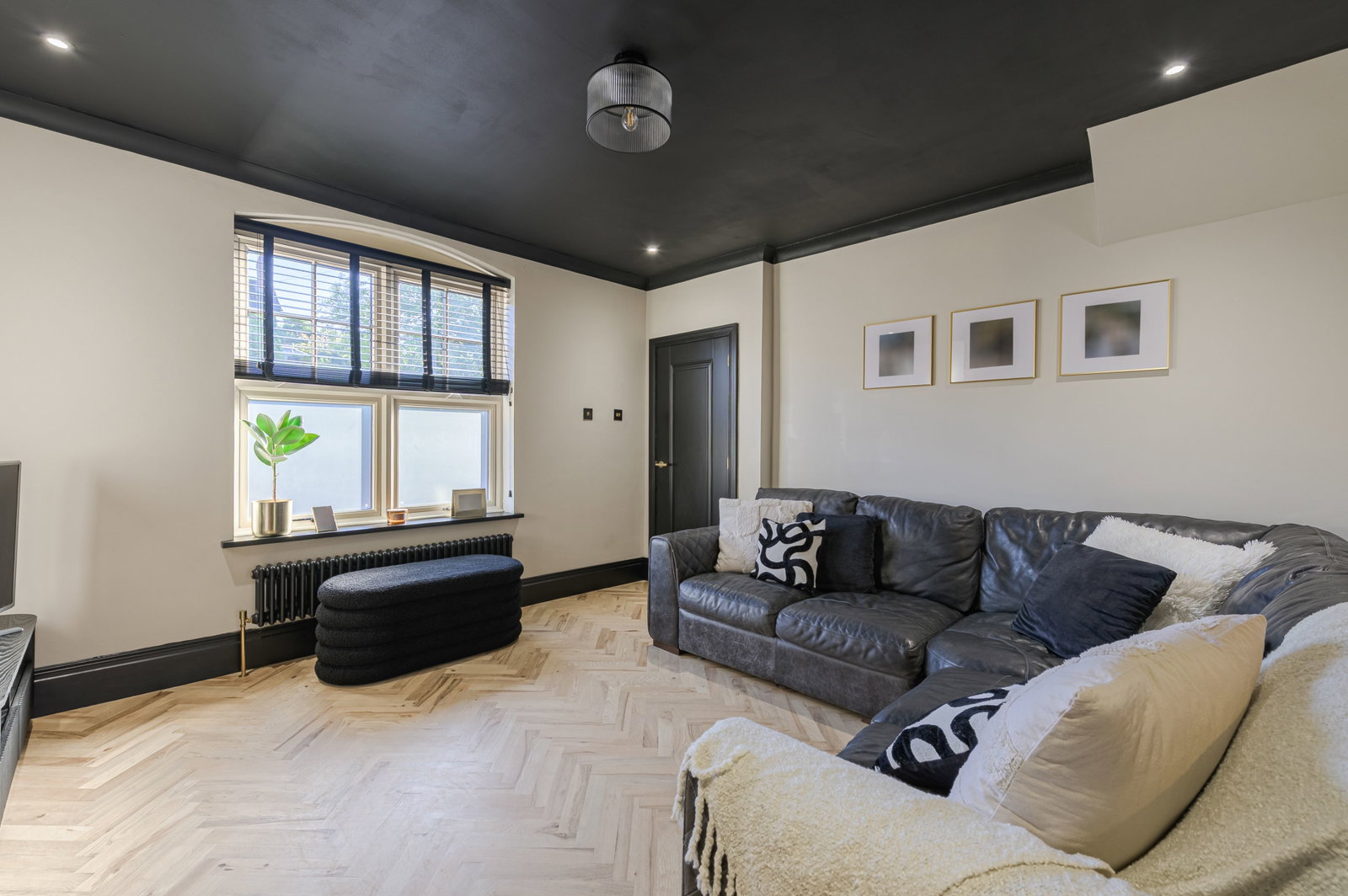 Semi Detached House for sale in Cannock, Stafford Road, Cannock, 1163 m²