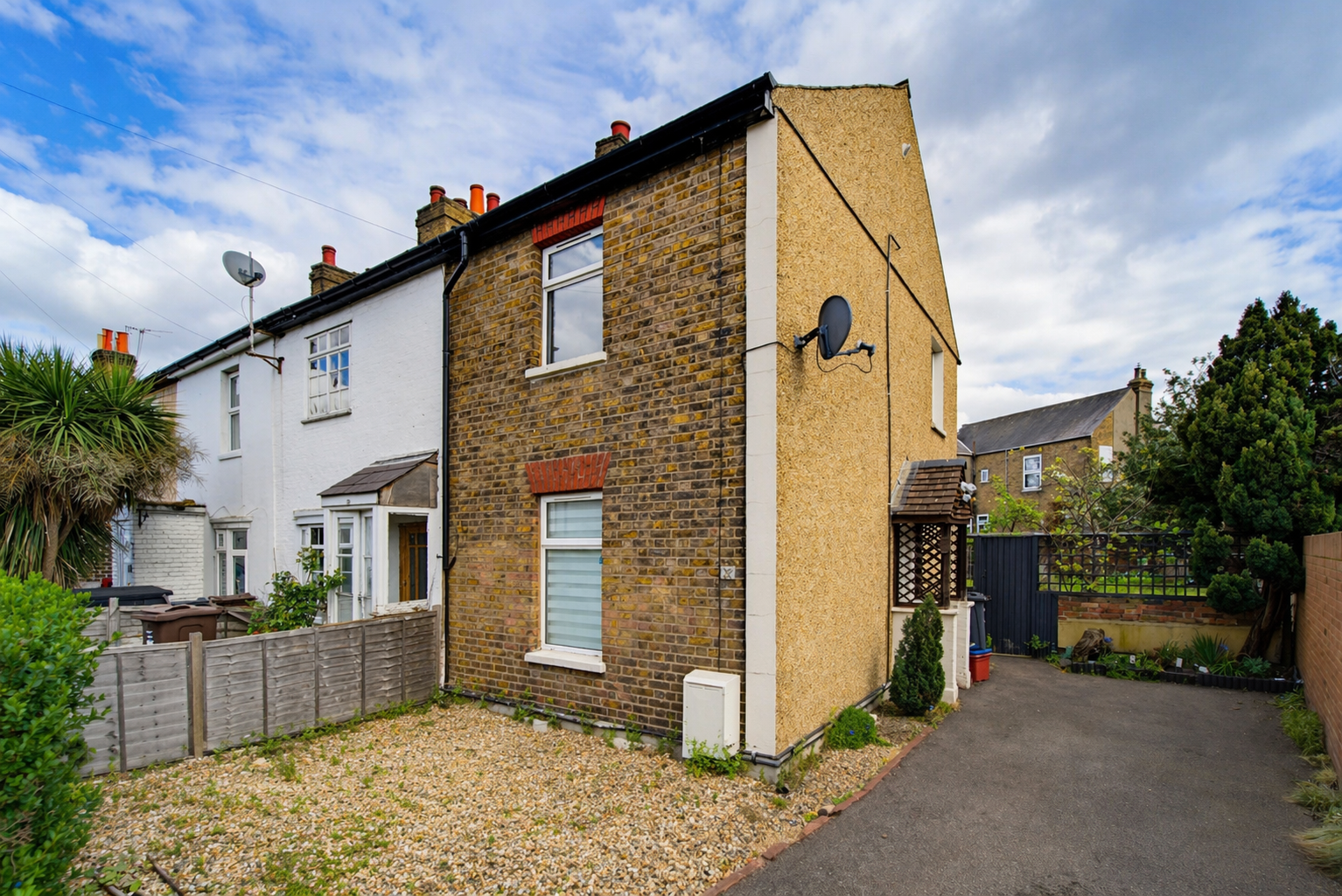 End Of Terrace House for sale in Hounslow, Holly Road, Hounslow, TW3 1UN, 709 m²