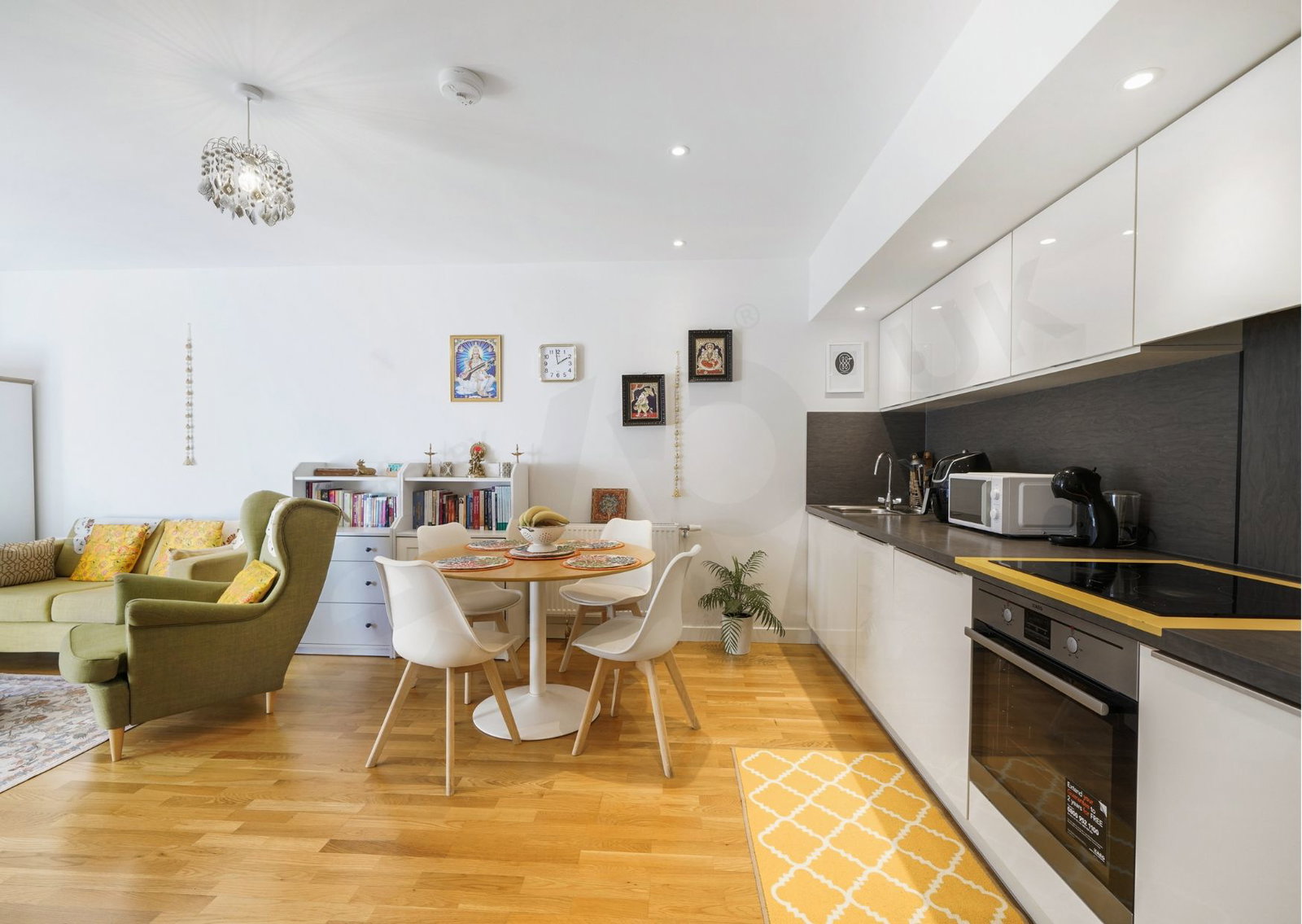 Flat for sale in London, Park Royal, North West London, NW10 7FR, 859 m²