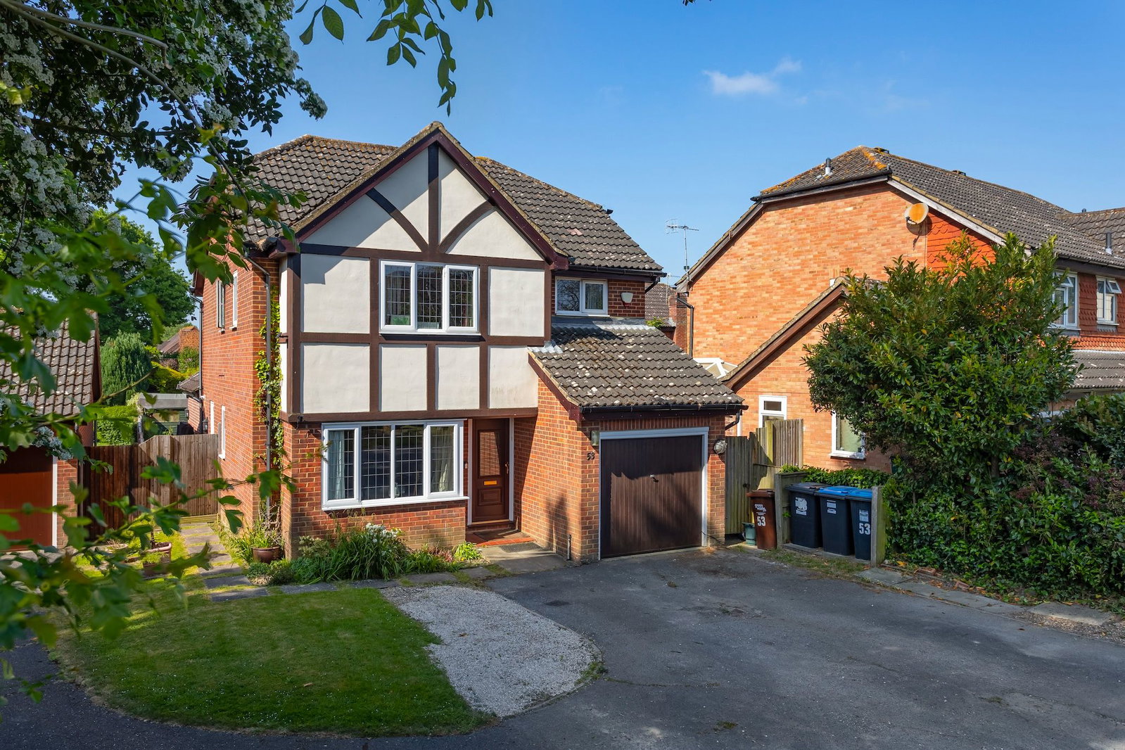 Detached House in Lingfield