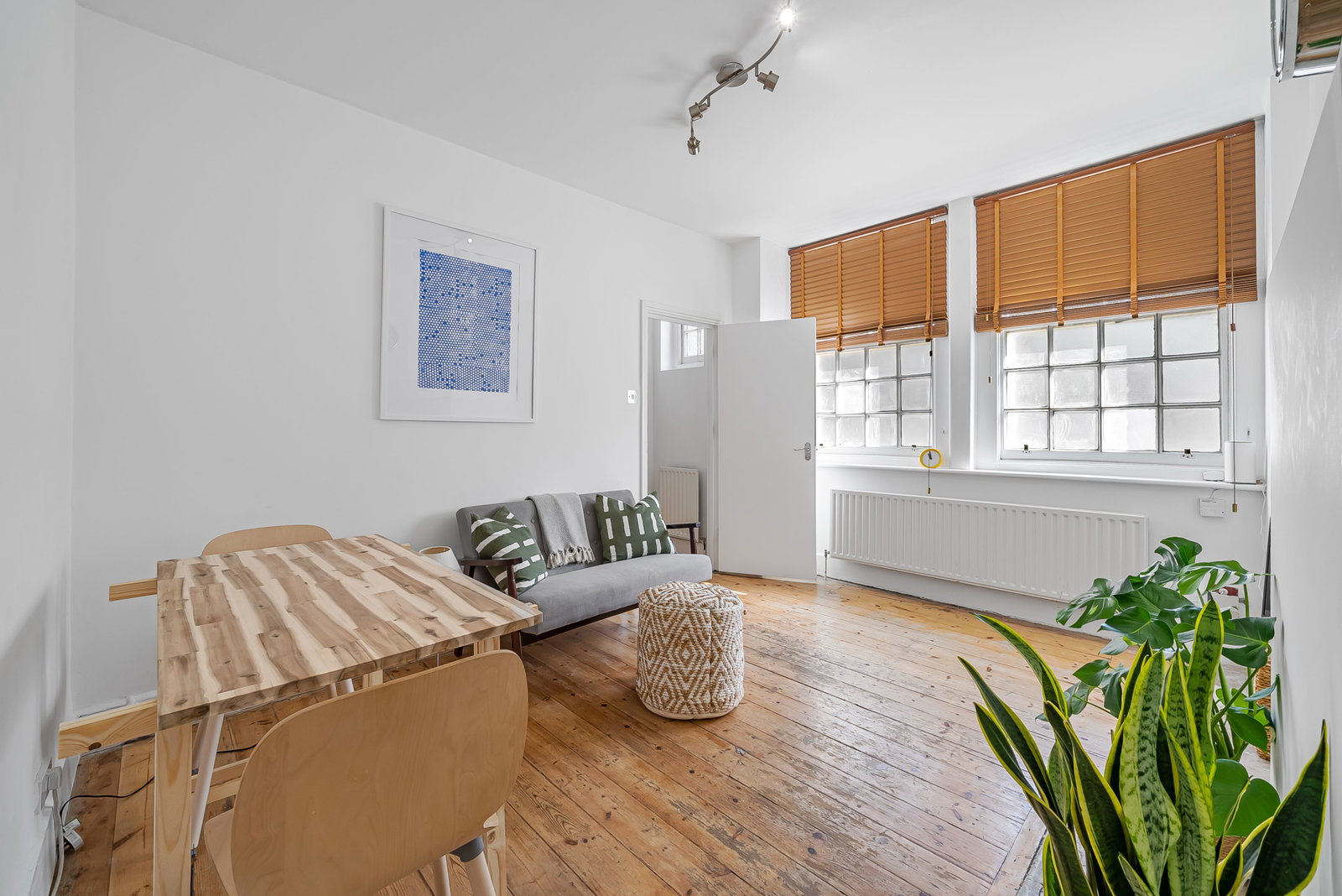 Flat for sale in London, Portland Street, Walworth SE17 2PE, 680 m²