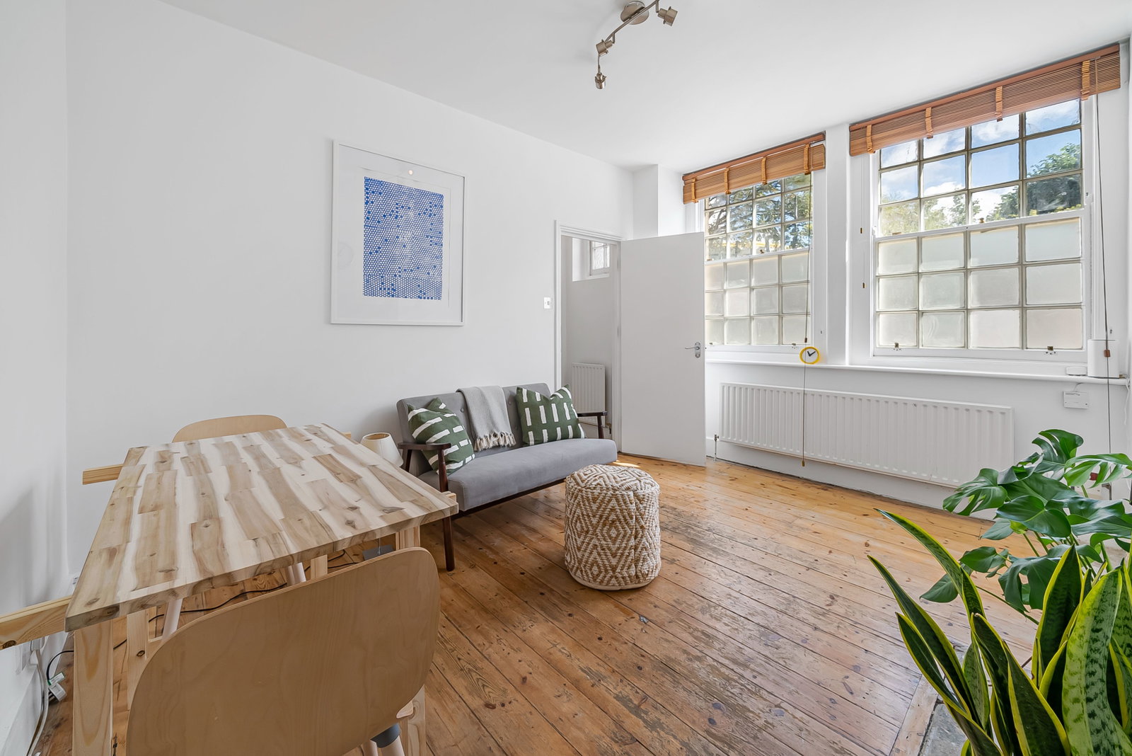 Flat for sale in London, Portland Street, Walworth SE17 2PE, 680 m²